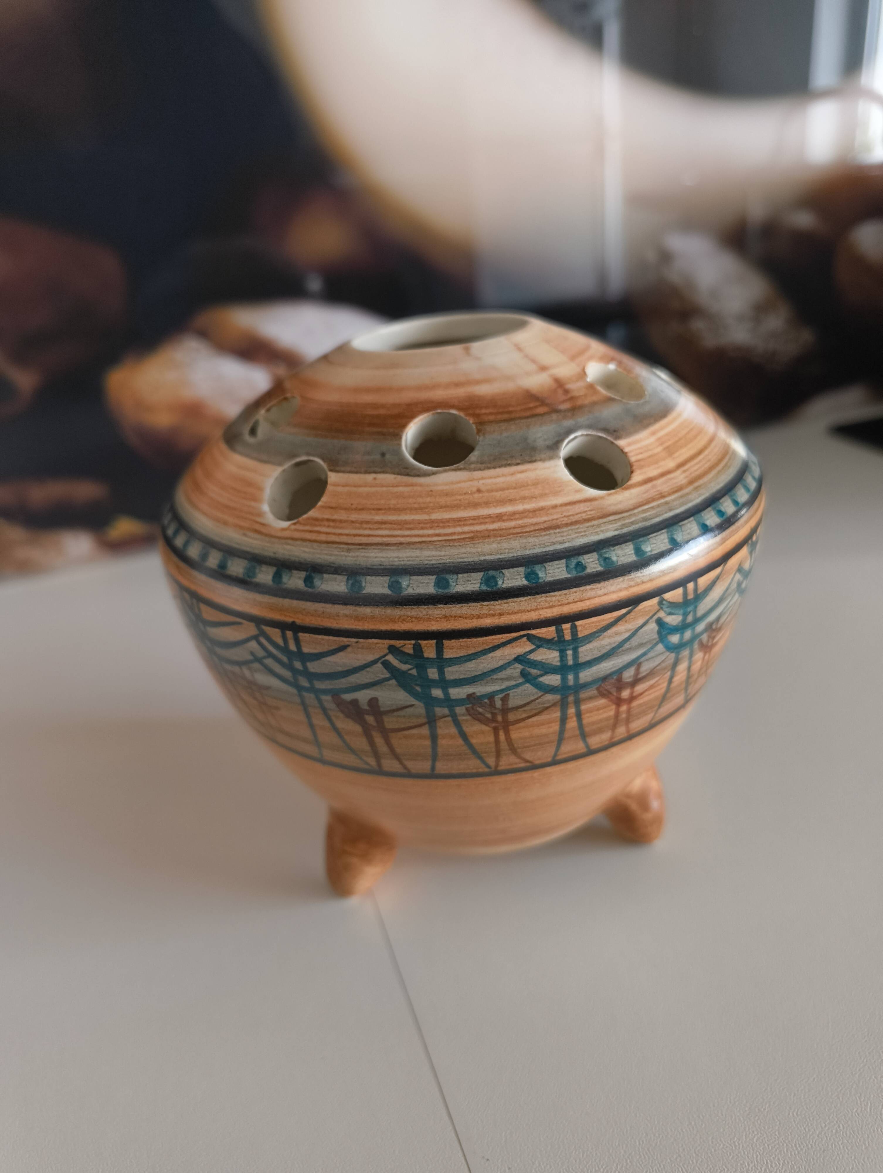 Tripod flower holder Vallauris signed MG – 1950s Superb flower holder in