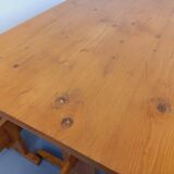Suite d’une table et de 2 bancs en sapin, années 60