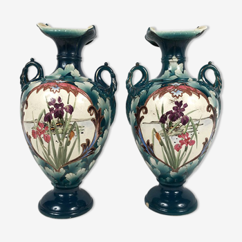 Paire de vases de forme balustre en faïence vers 1900