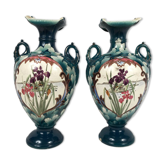 Paire de vases de forme balustre en faïence vers 1900