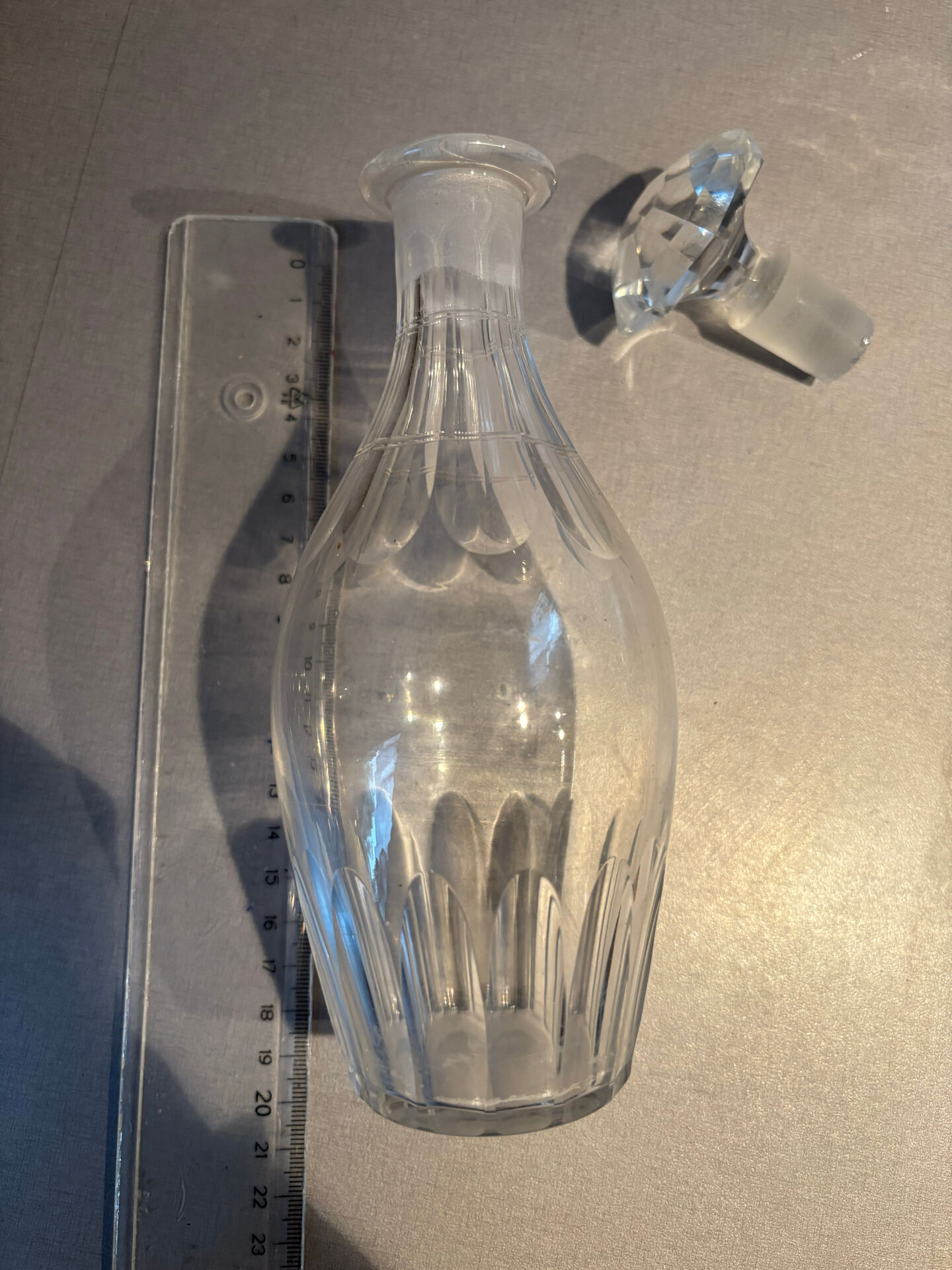 Flacon ancien en verre moulé avec bouchon – objet vintage