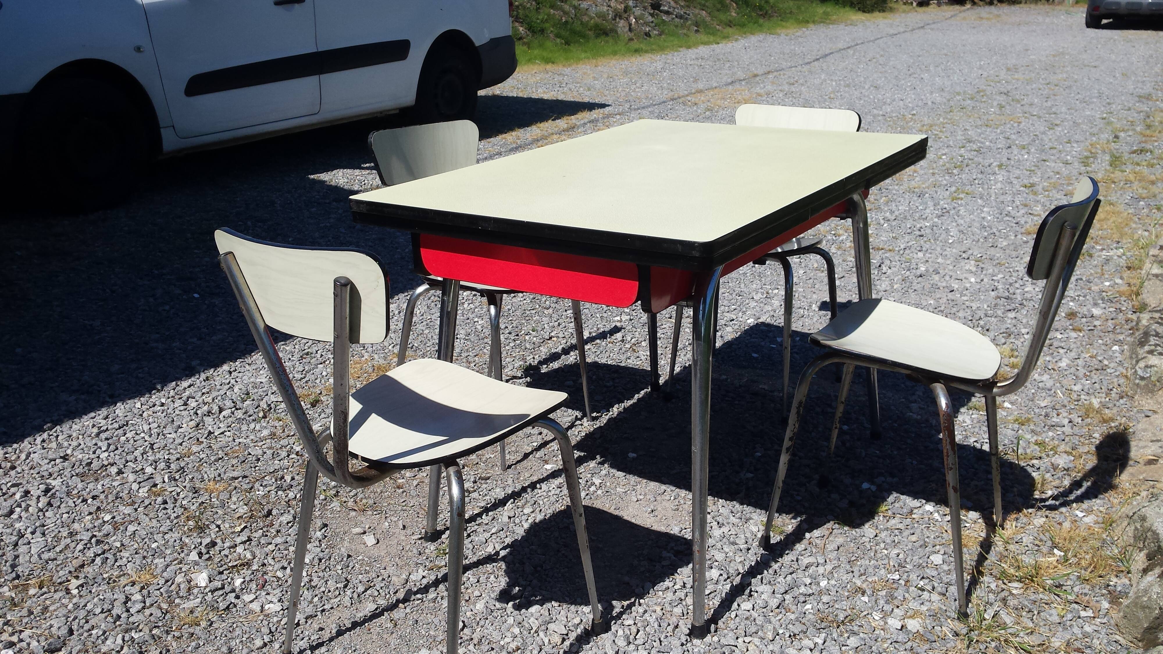 Table et 4 chaises en formica