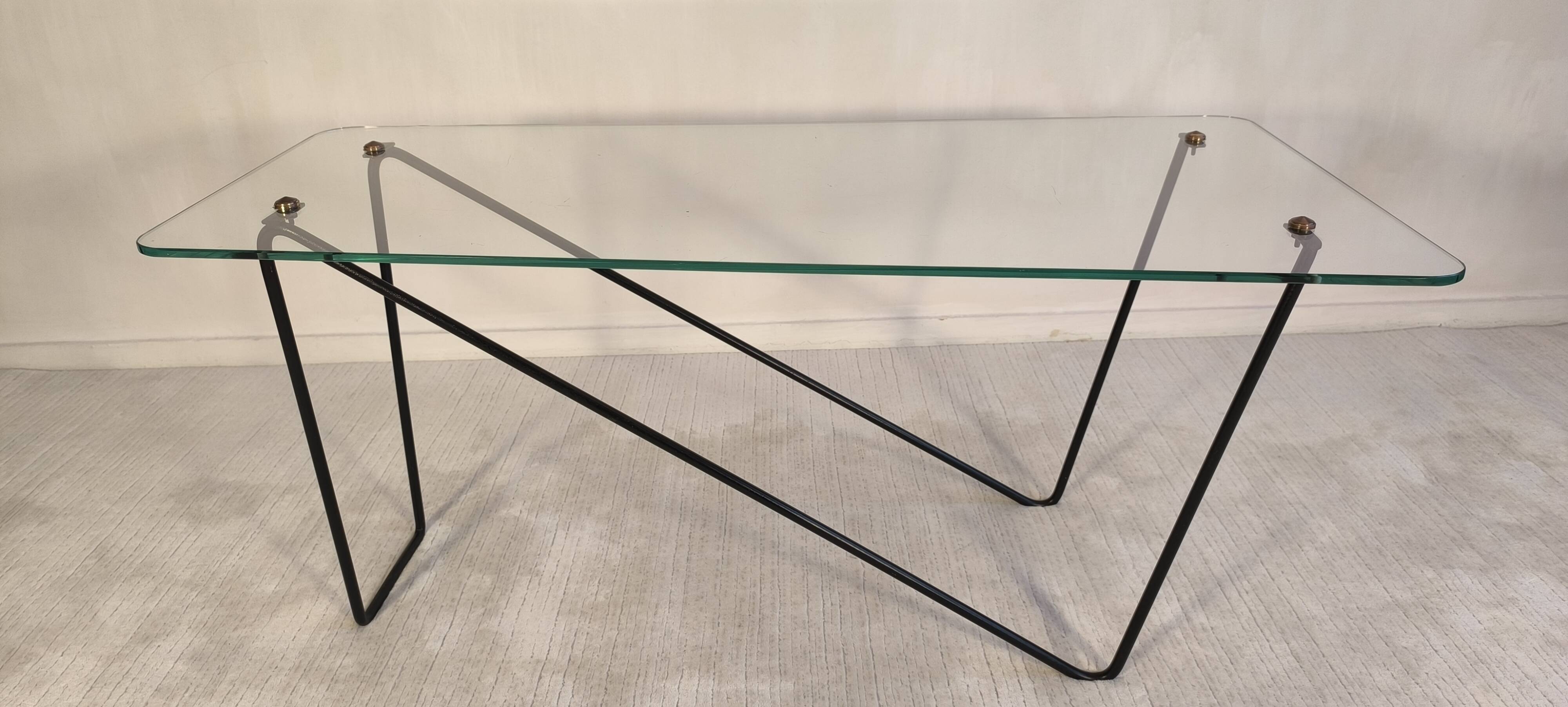 Superb asymmetrical coffee table AIRBORNE 1950s glass and lacquered metal.