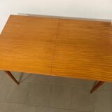 Extendable dining table