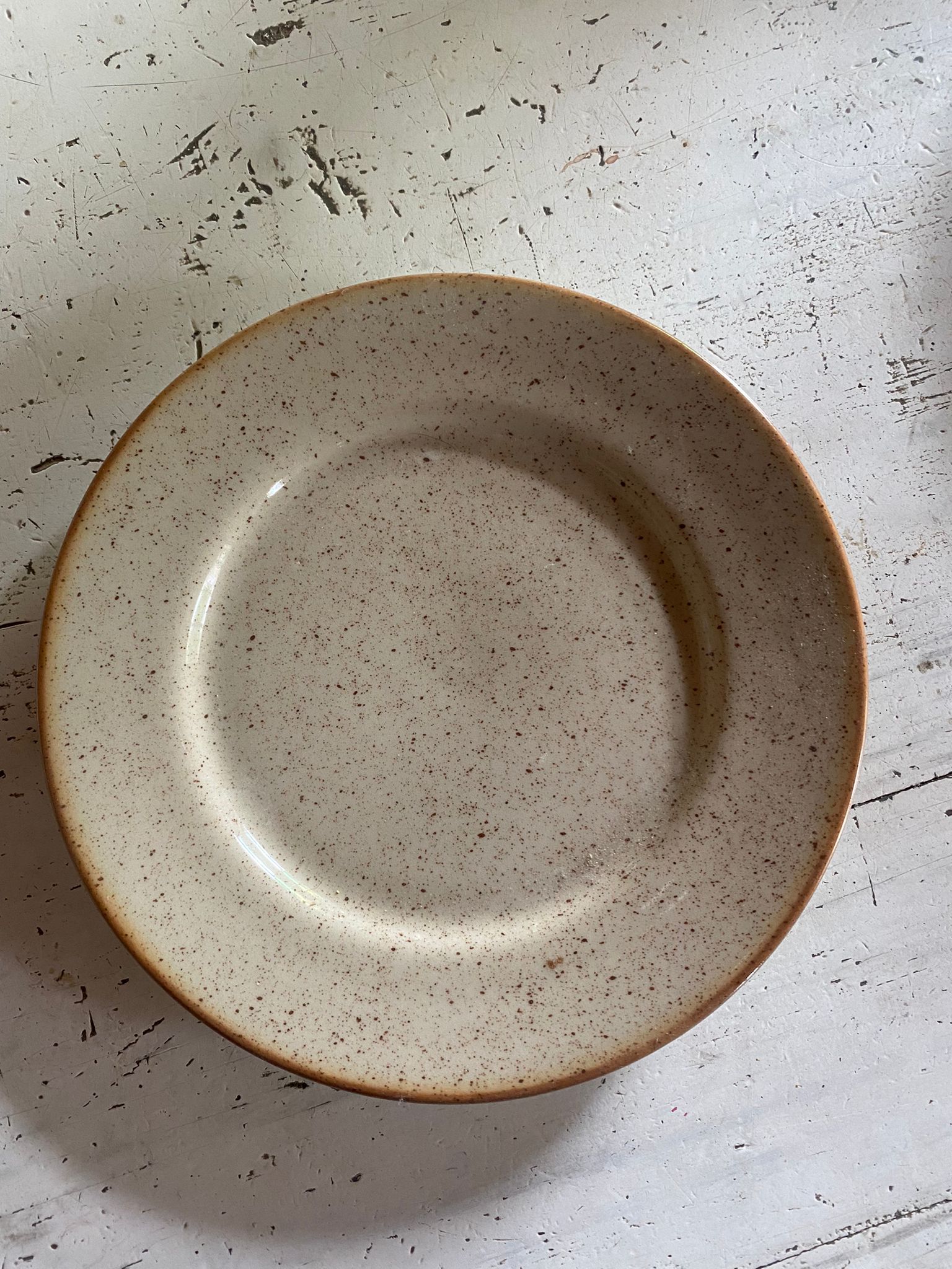 Set of 7 plates to be served in sandstone