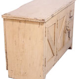 Buffet down in ancient Burmese teak