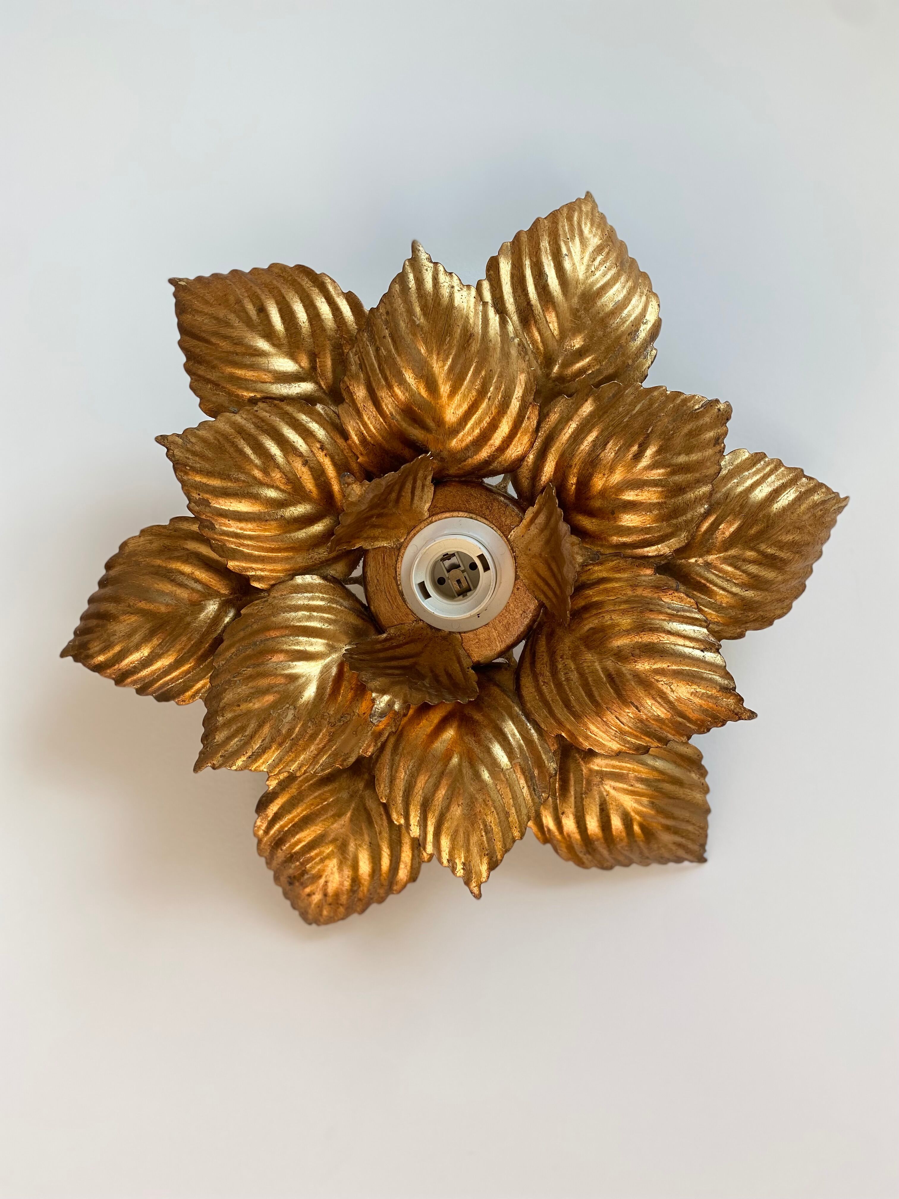 Applique fleur en metal doré vintage