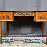 Louis XVI style marquetry desk. The top is decorated with green leather.