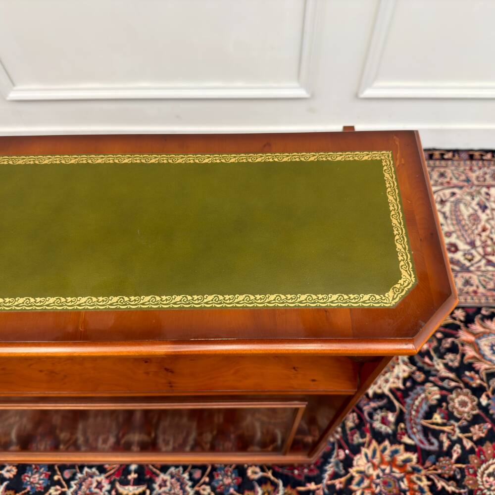 Bar Chesterfield anglais classique avec tabourets de bar