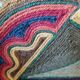 Paravent à décor de fils de laine, art "Huichol", signé, 123 cm