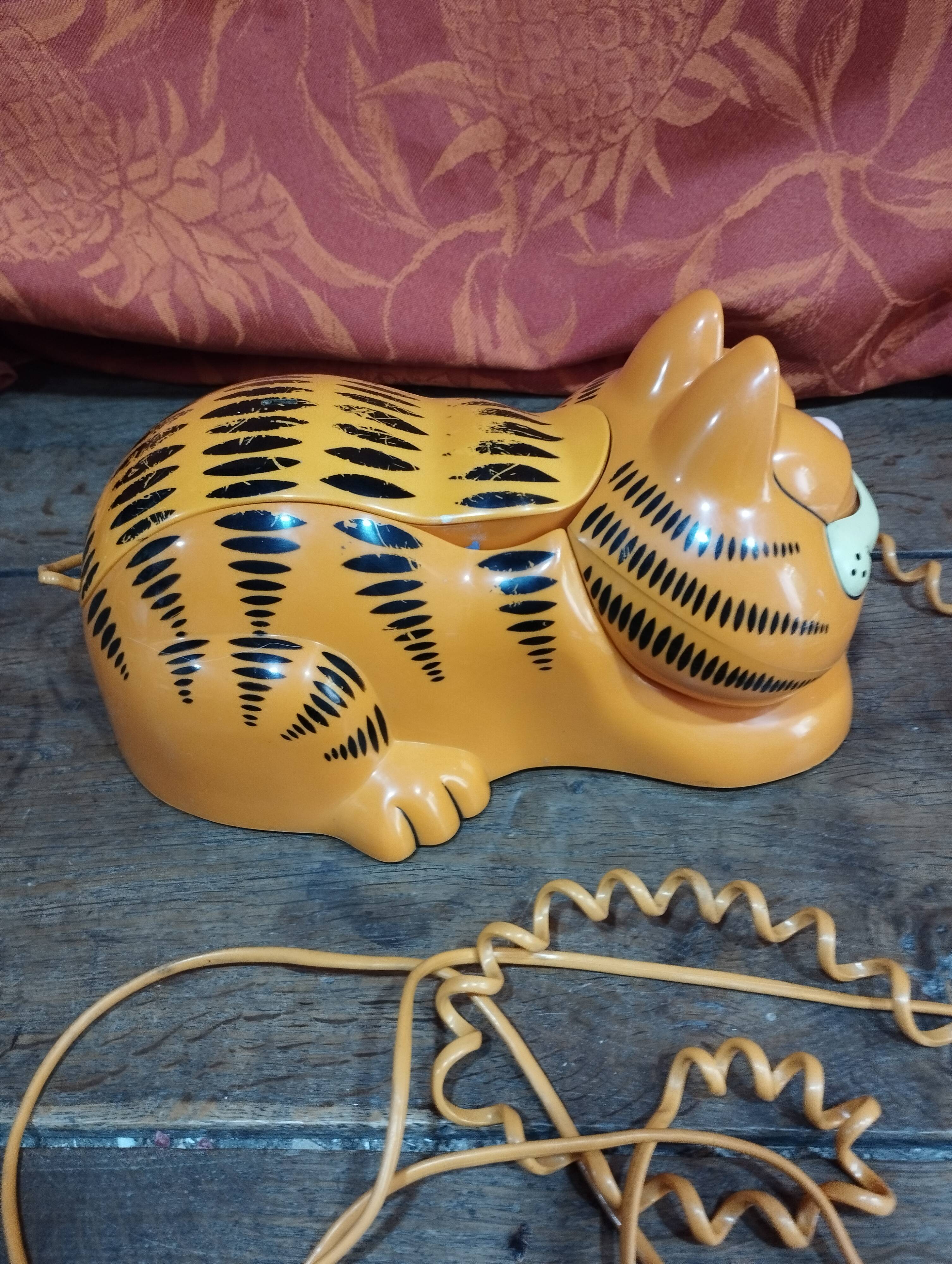 Vintage: 1981 Garfield Phone with Eyes That Open and Close