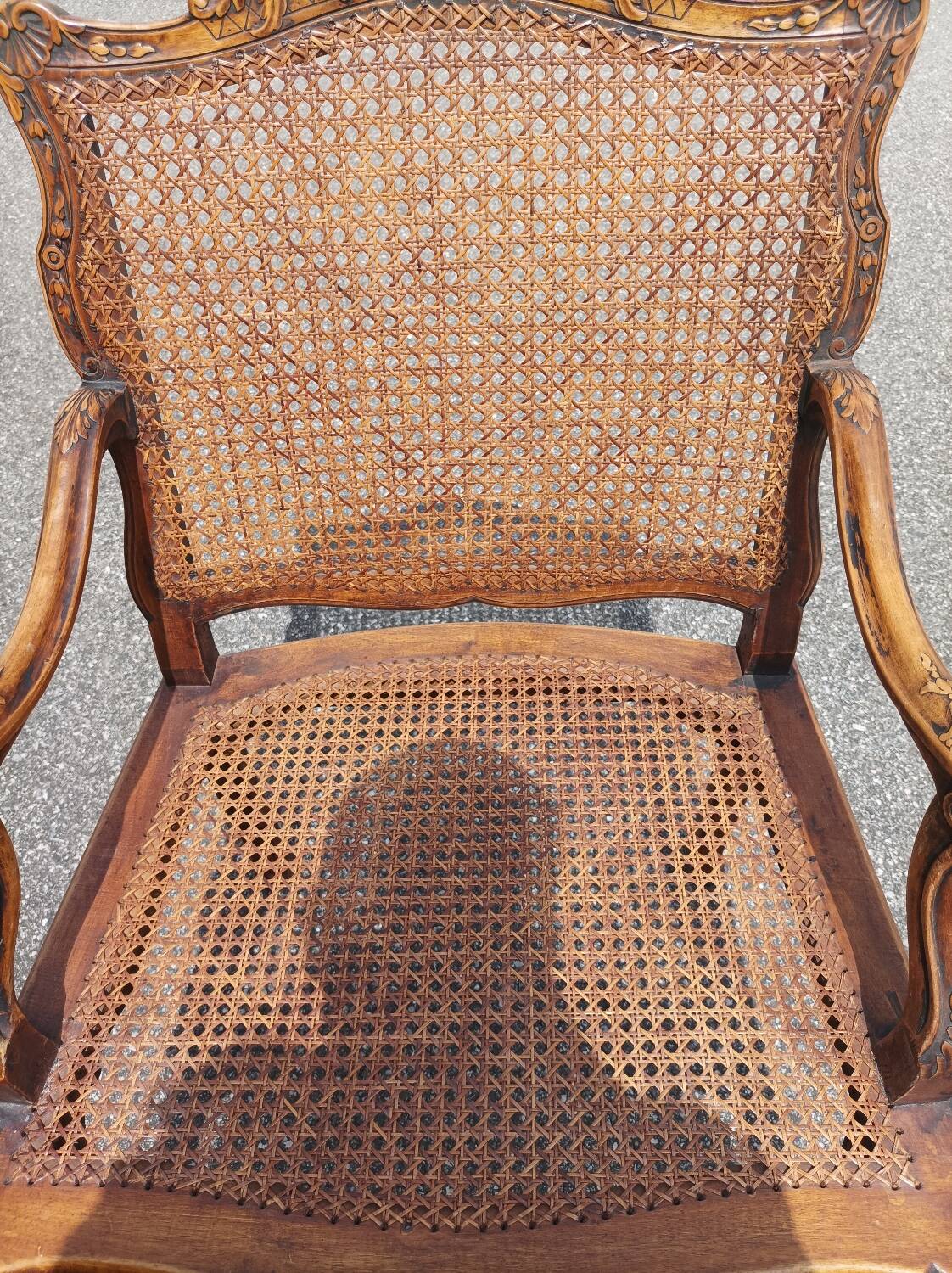Fauteuil canné sculpté style Régence