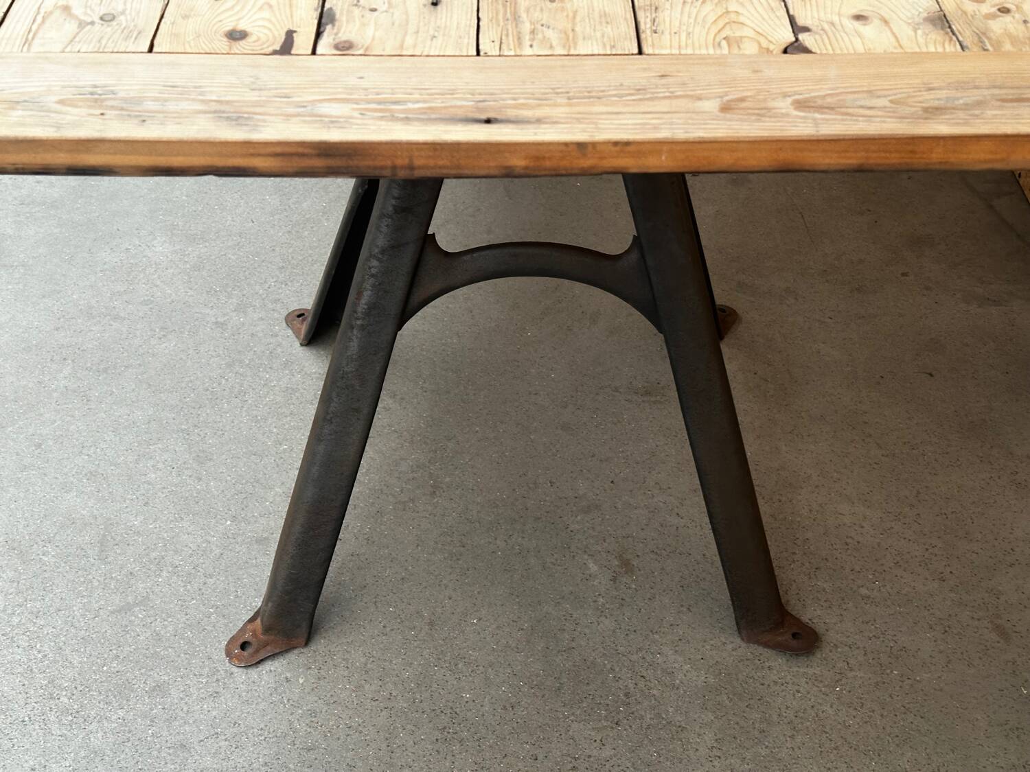 Large table for 10 people - 3m long - antique top / industrial legs
