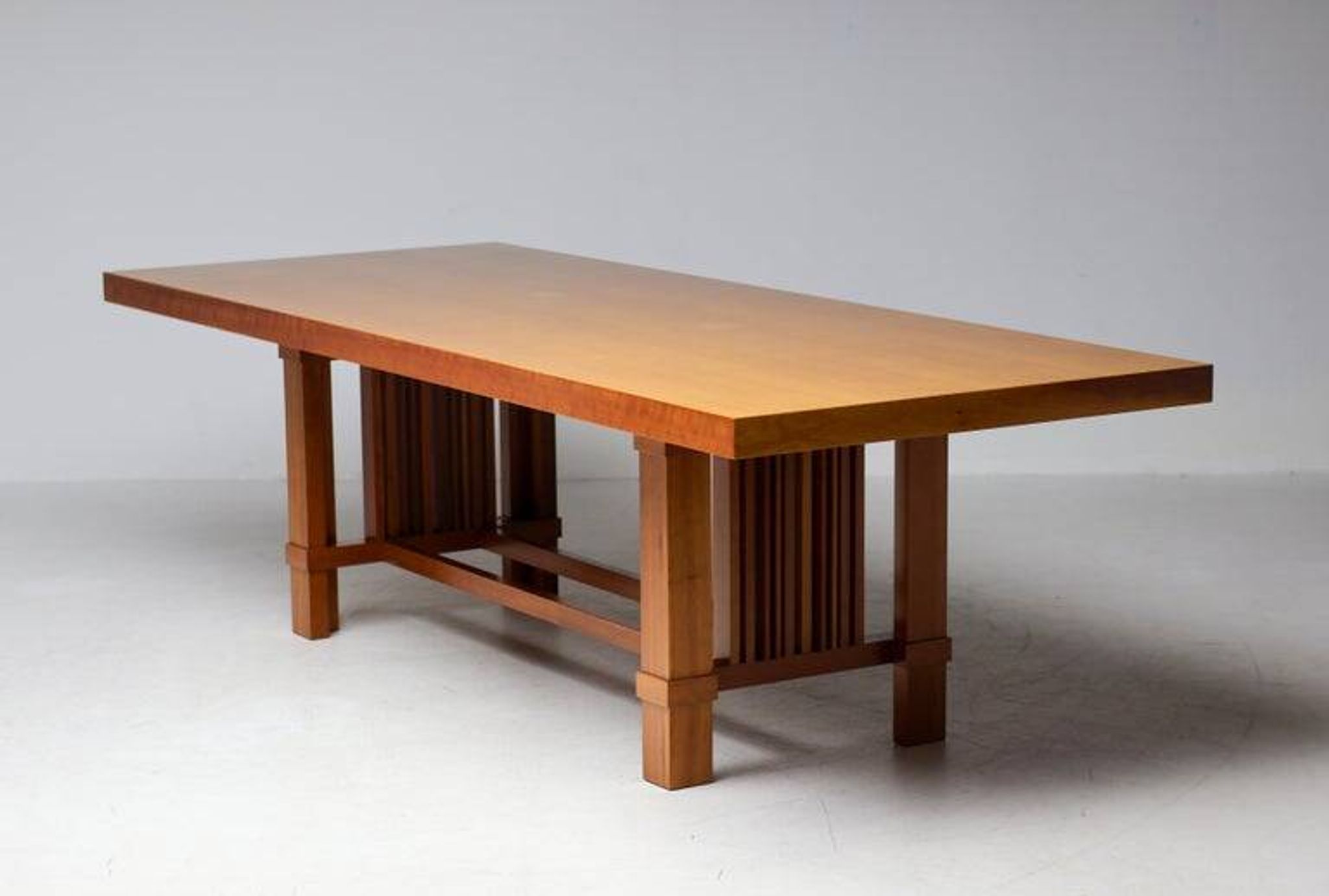 Table Frank Lloyd Wright ‘608 Taliesin’ + four Mackintosh chairs “309 Ingram”