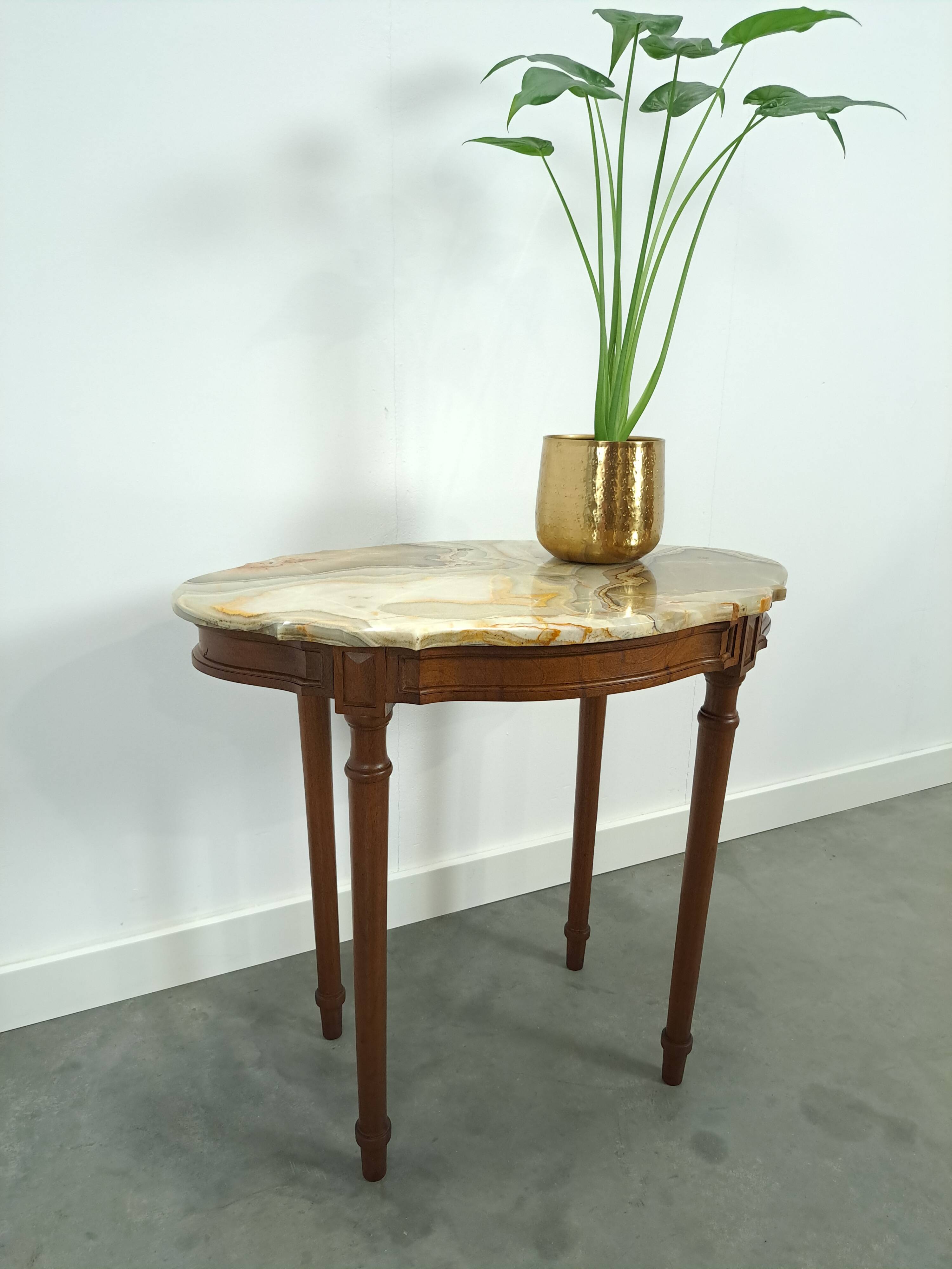 Oude houten tafel met marmeren blad