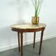 Oude houten tafel met marmeren blad