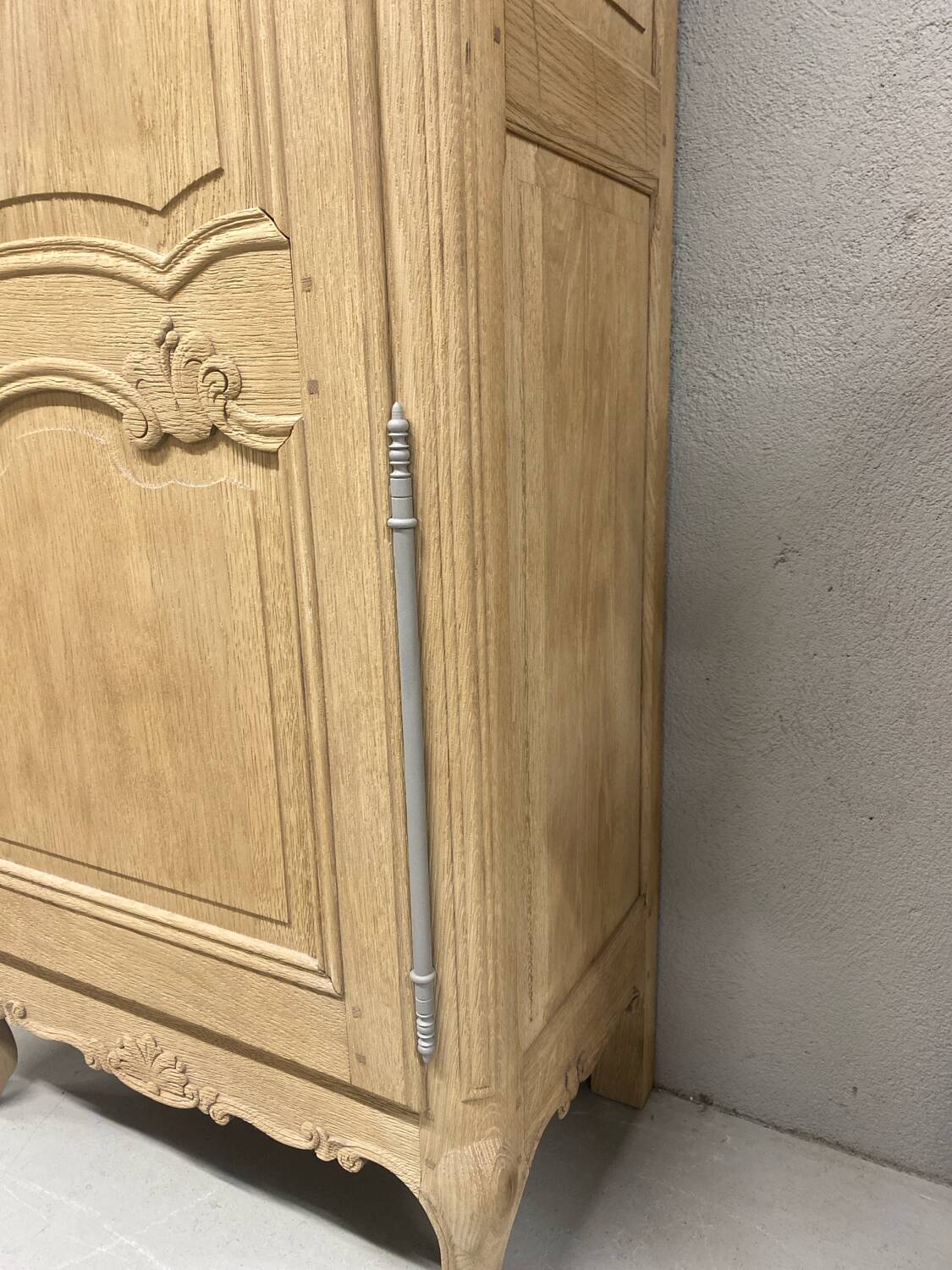 Louis XV bonnetiere in raw wood