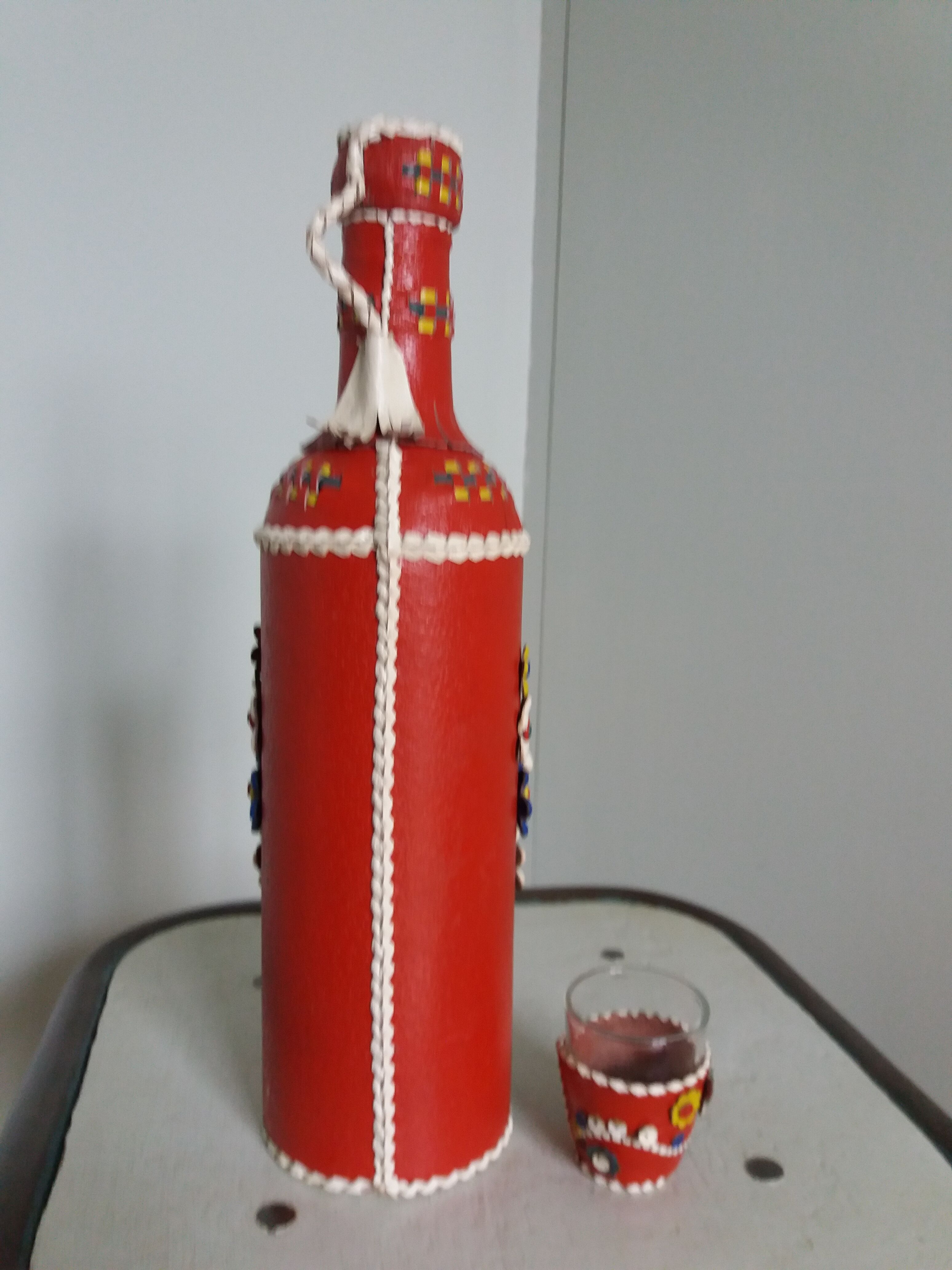 Bottle bottle leather dressing and its shot glass