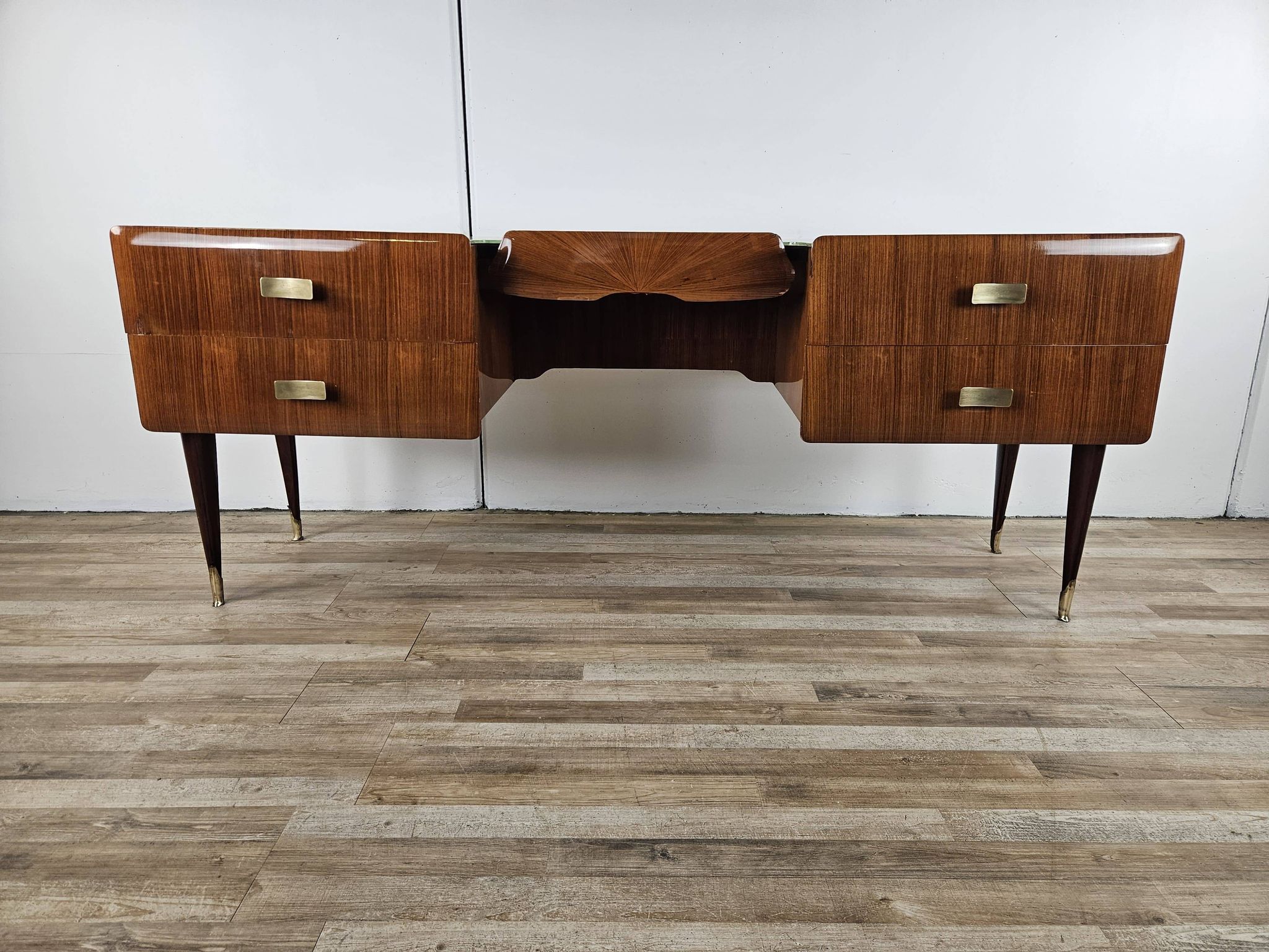 Mid-century drawer chest in mahogany, brass and glass.