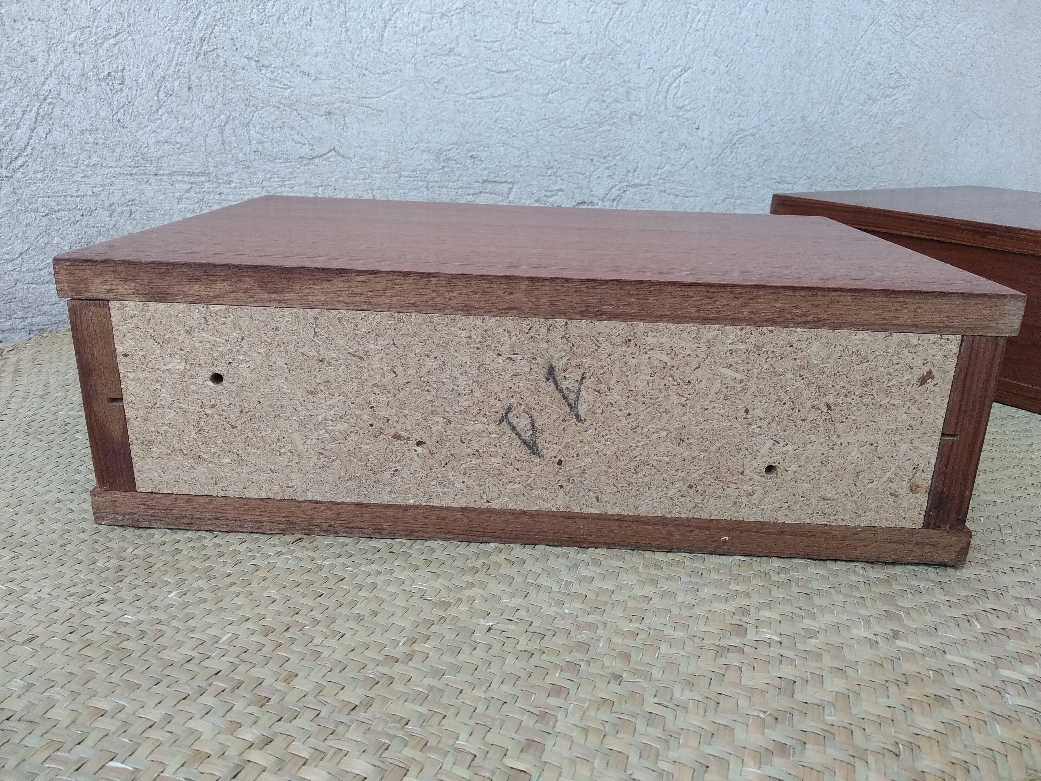 Paire de tables de chevet suspendues en teck