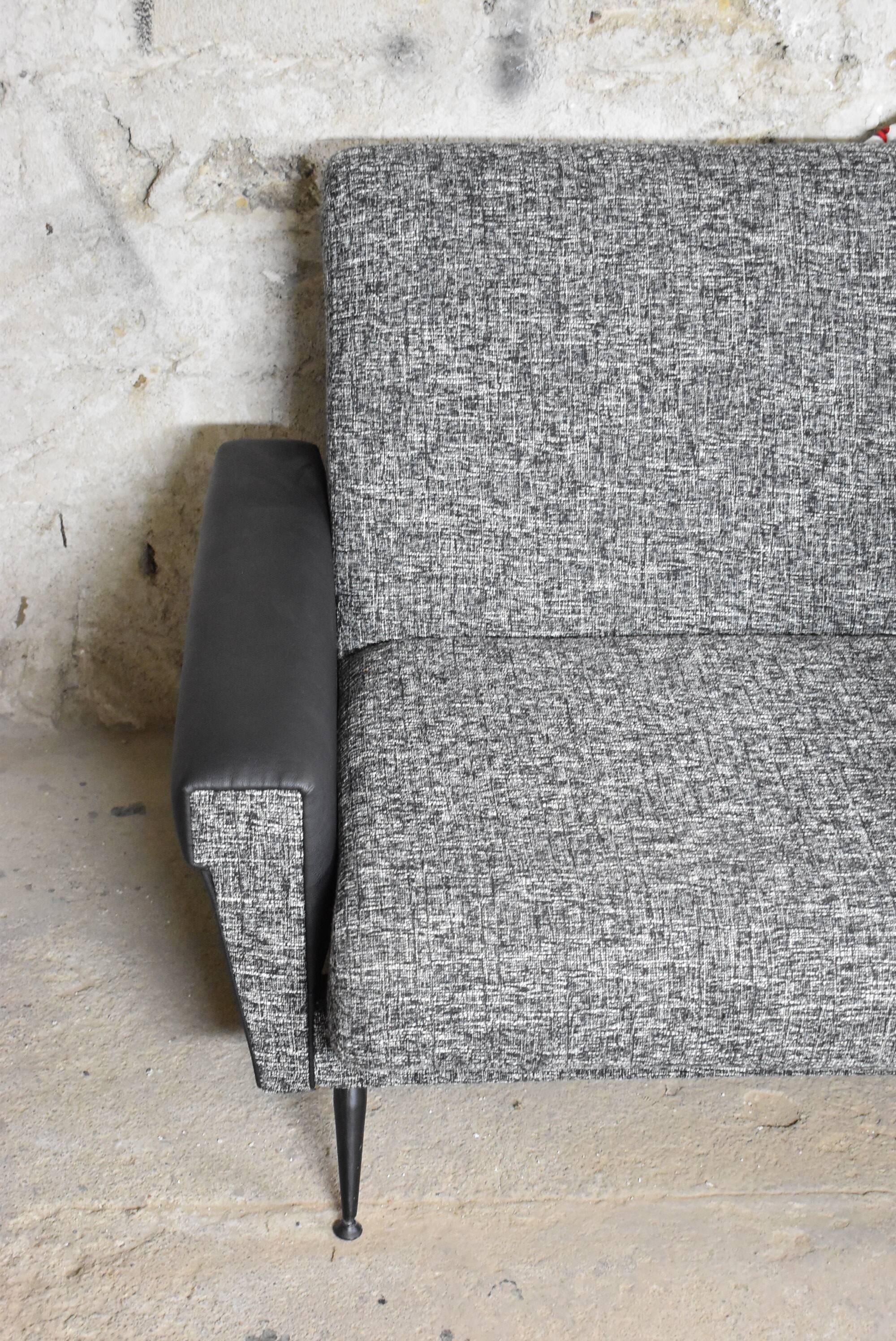 Un magnifique canapé pliant allemand des années 1960 après rénovation complète