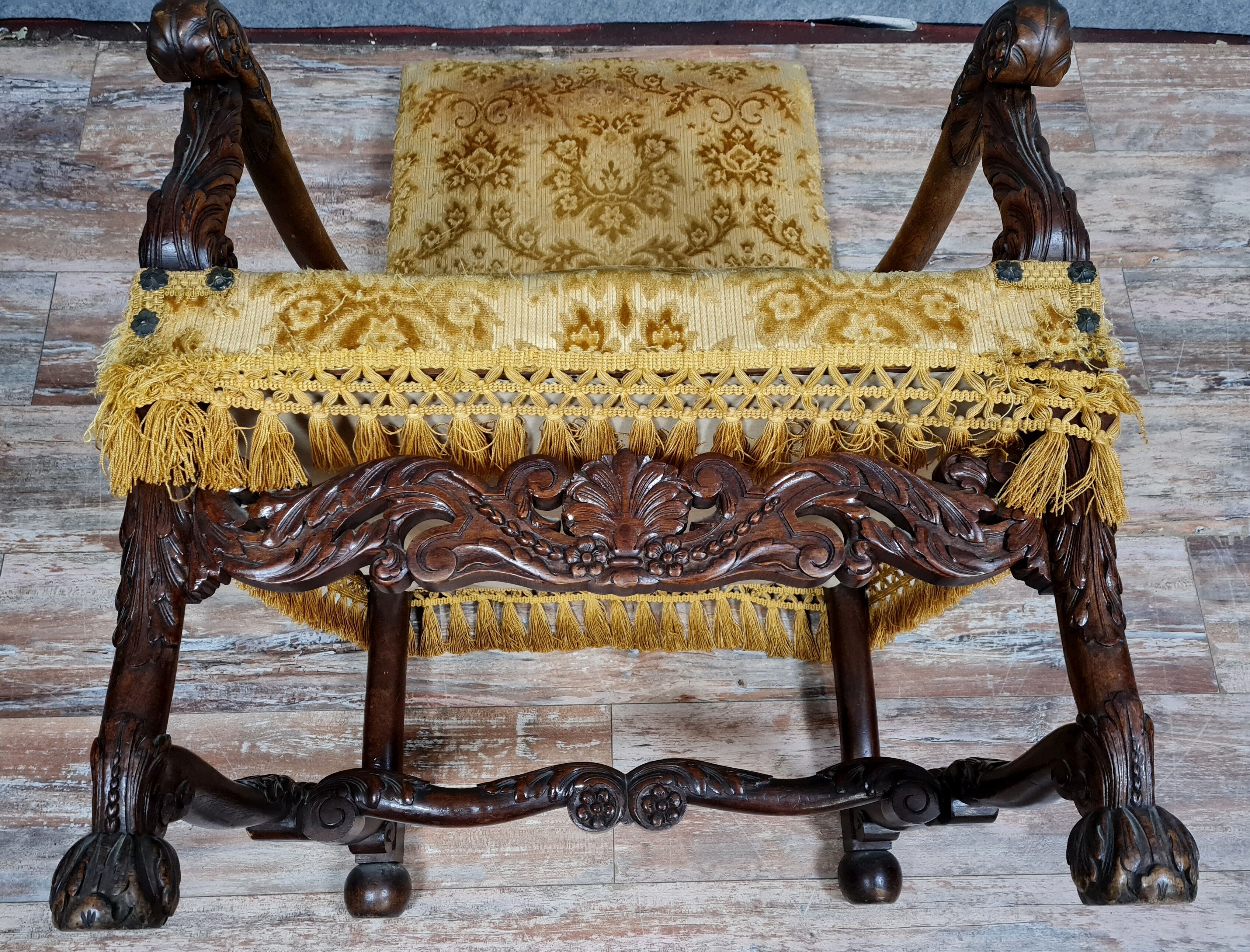 Large armchair with high Renaissance back in solid walnut around 1850-1860