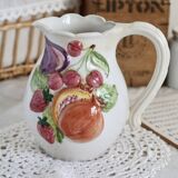 Pichet vintage en barbotine fruits polychrome