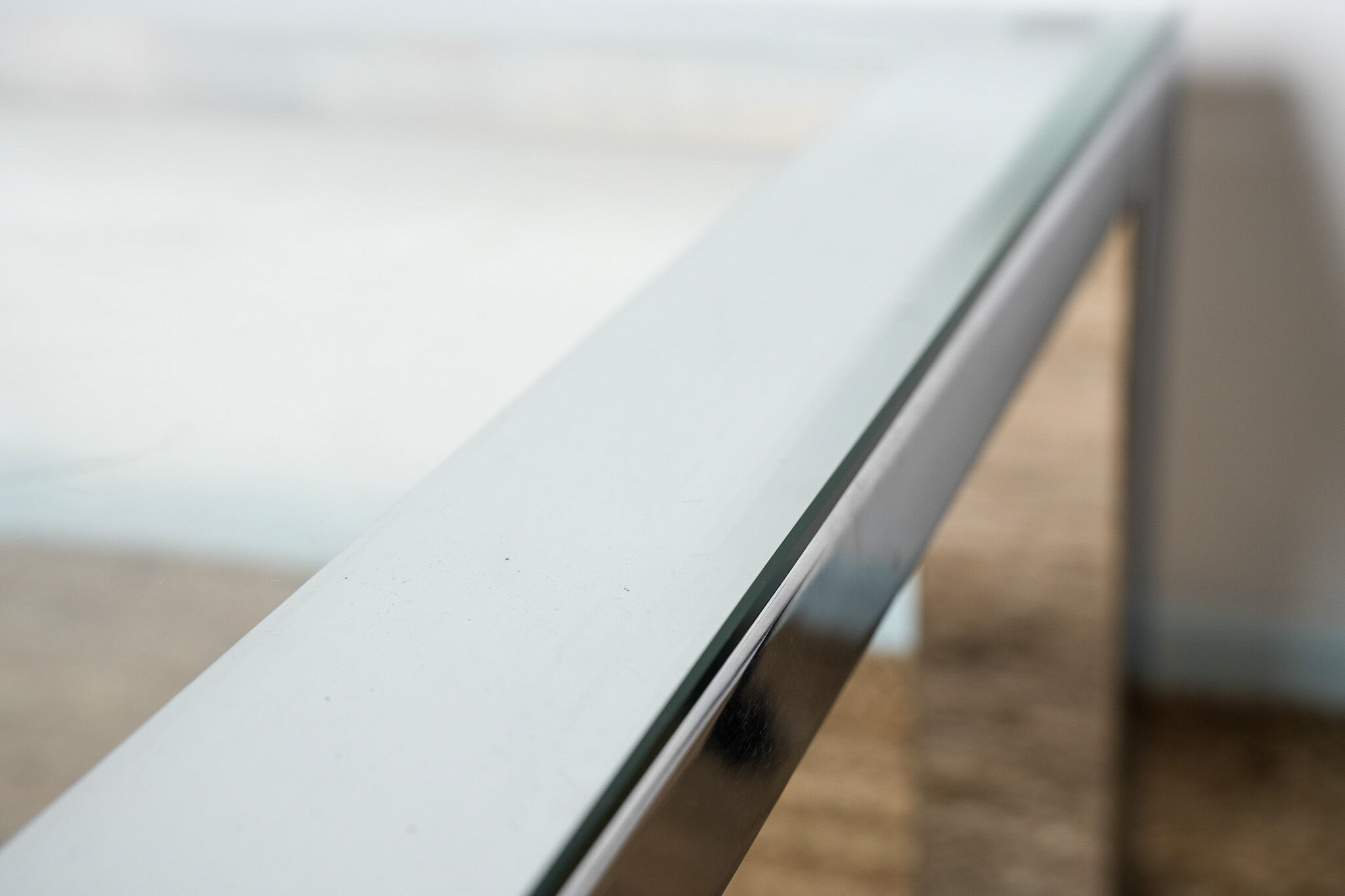 Chrome coffee table with its bisauté glass