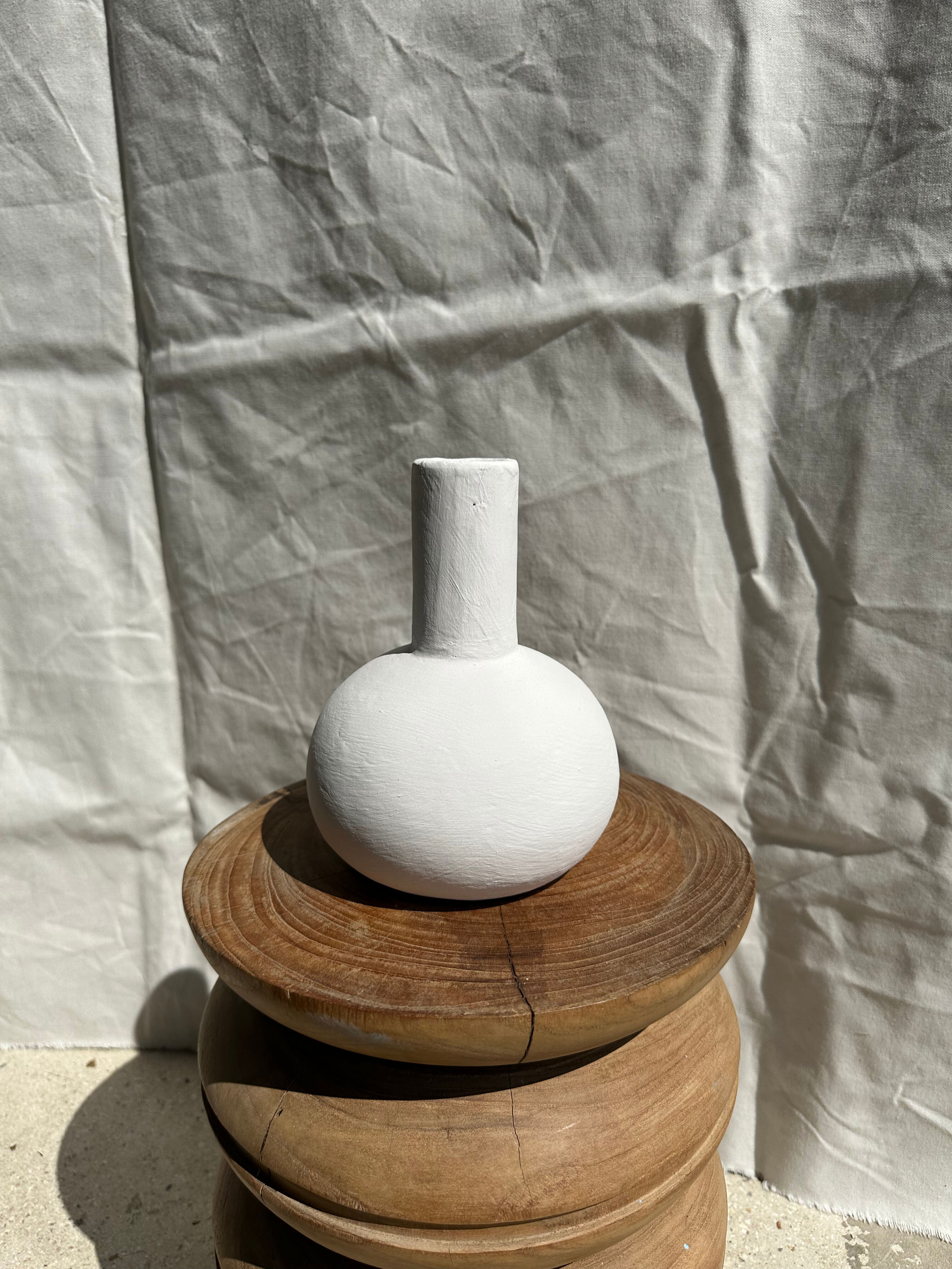 Handmade soliflore drop vase in terracotta painted white h:20 d:15