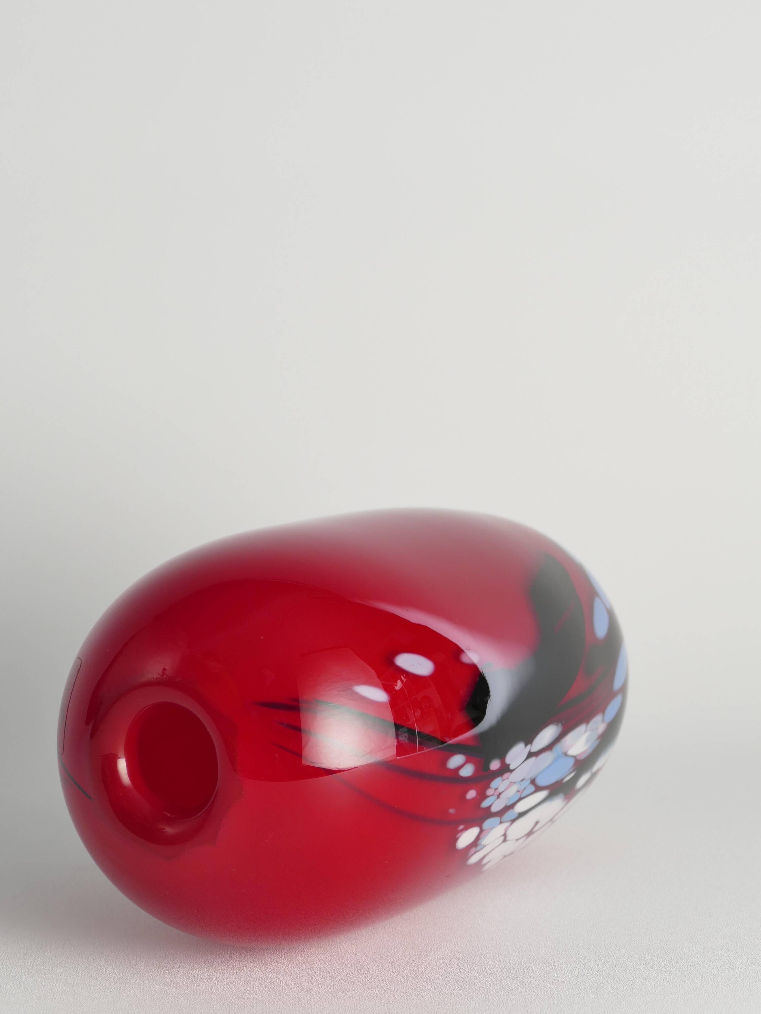 Vase en verre artistique rouge cerise unique par Mikael Axenbrant, Suède 1990