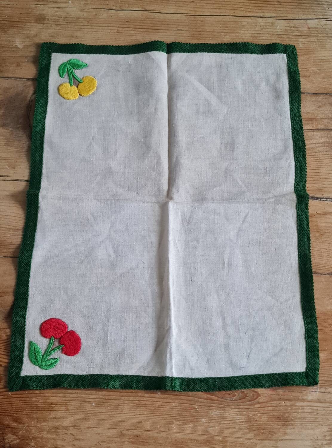 Set of 4 hand-embroidered linen napkins