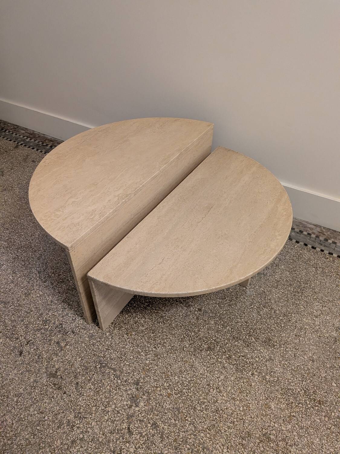 Table basse ronde en travertin par Up & Up, Italie 1970