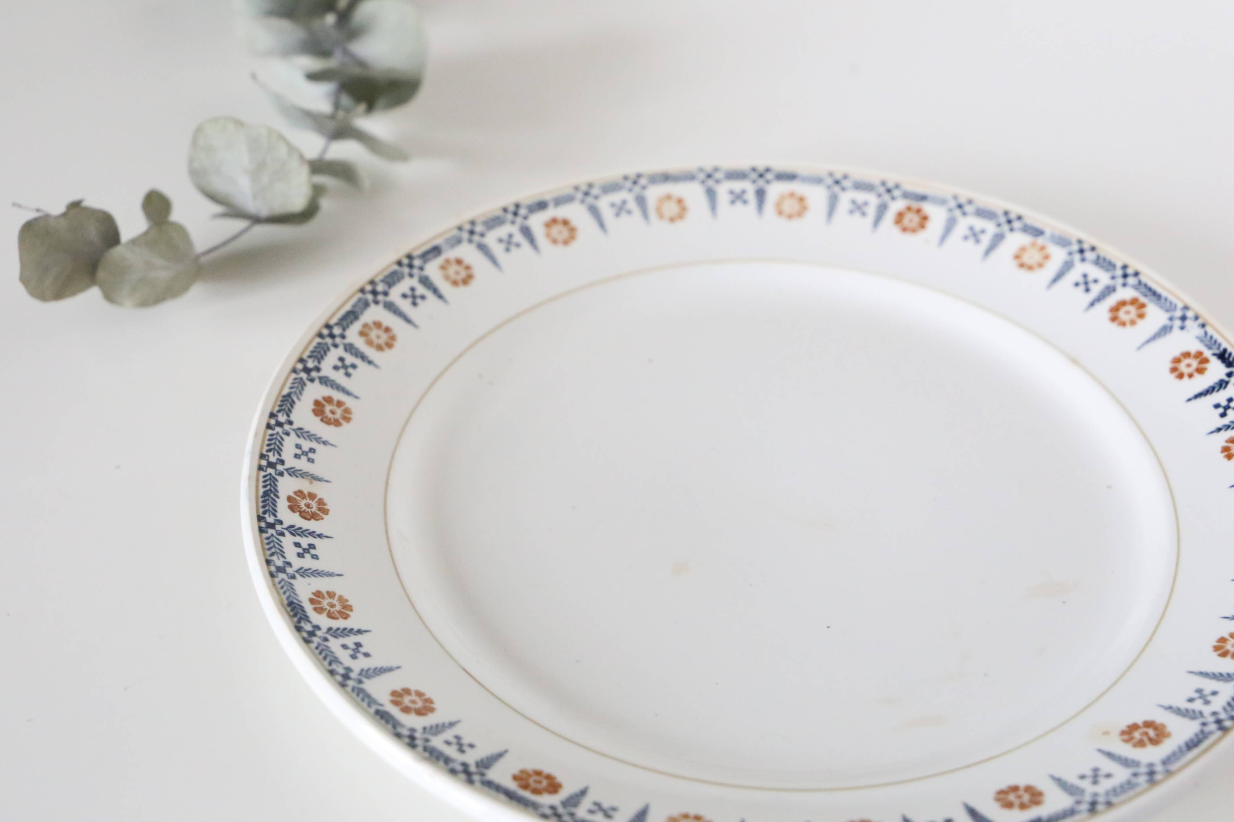 Round dish and flat Terre de Fer, Saint Amandinoise, 1930