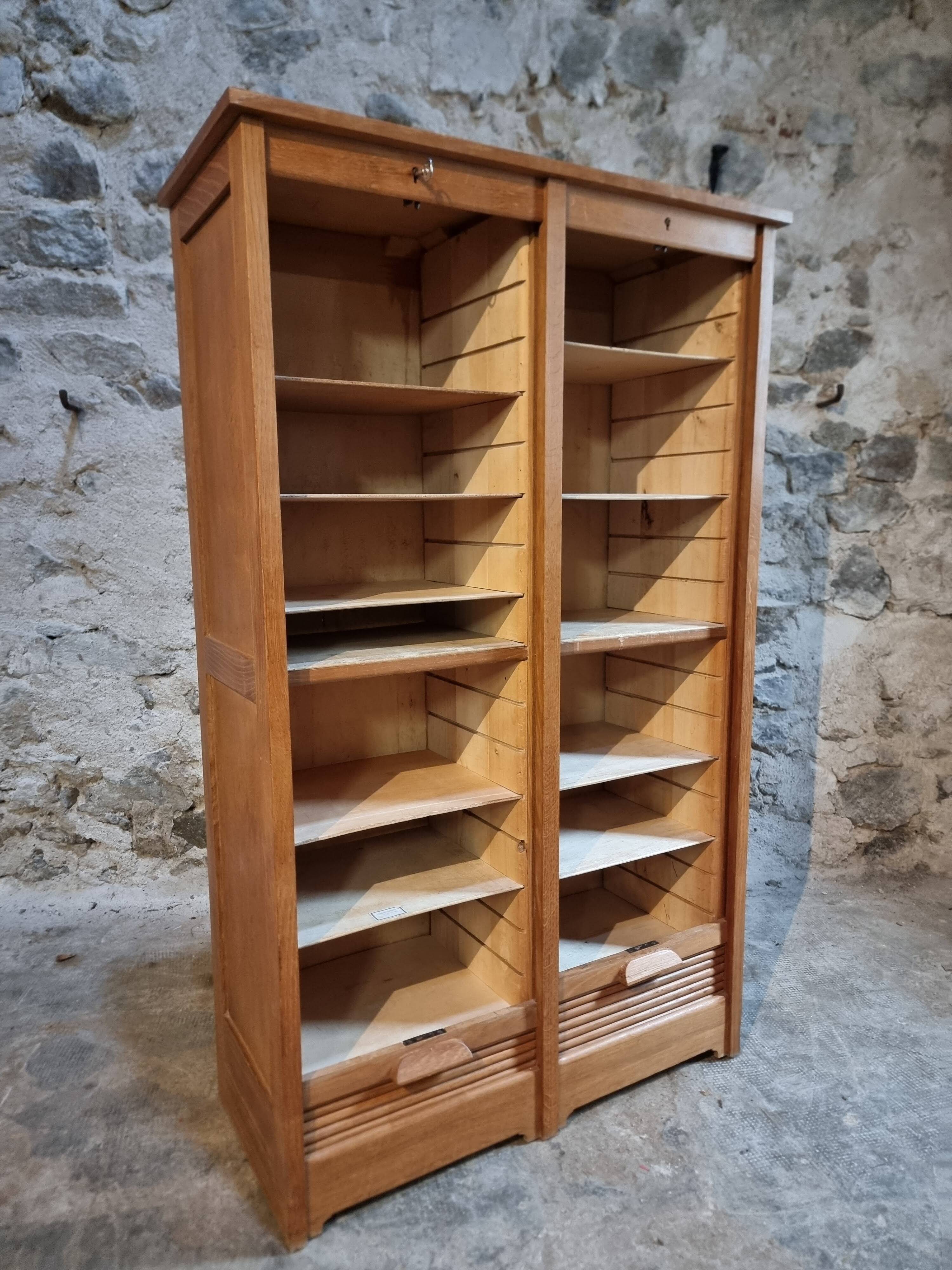 Armoire à rideaux vintage en chêne français – années 1960 – rangement de bureau avec étagères réglables