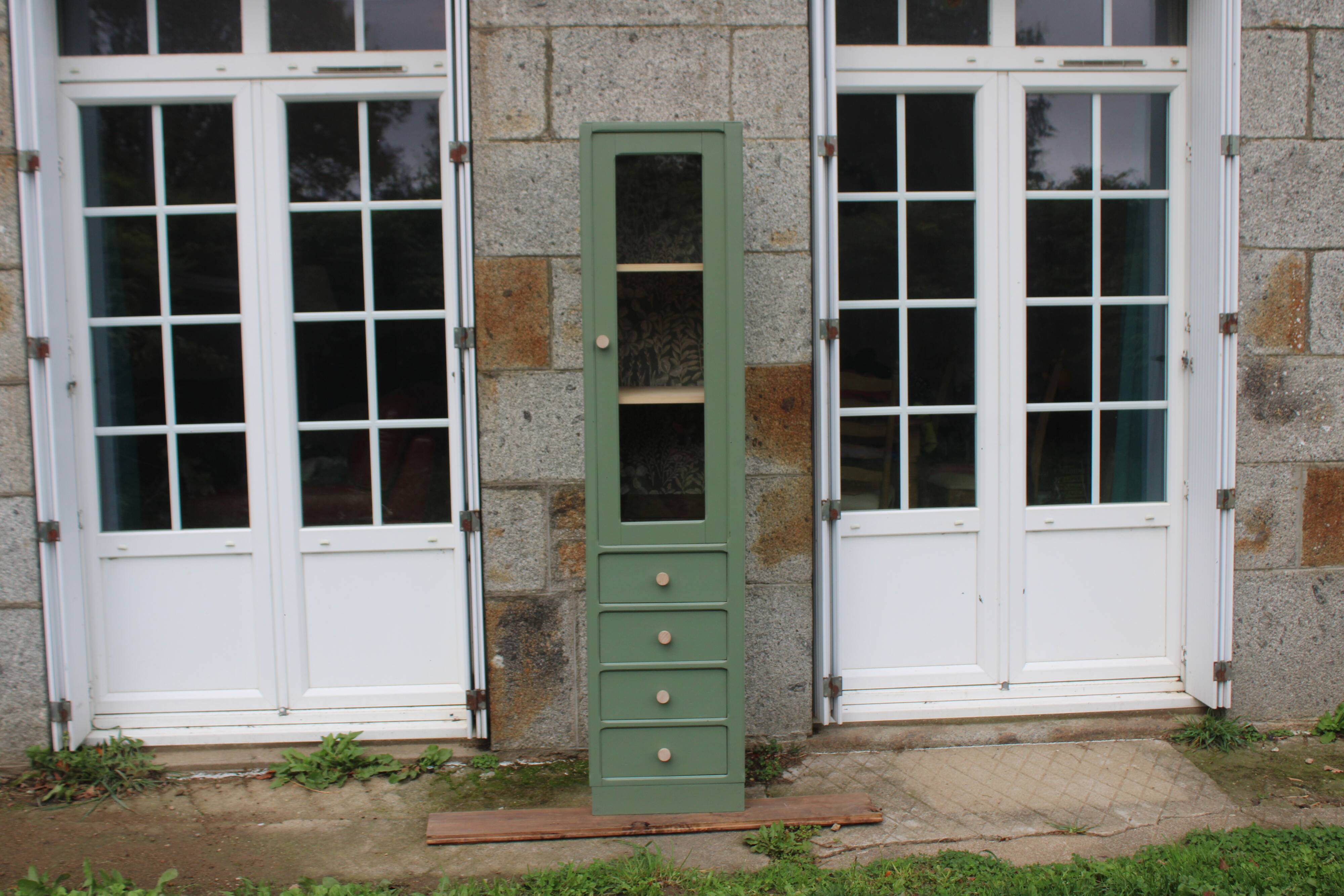 Vitrine haute vintage peinte en vert, rénovée