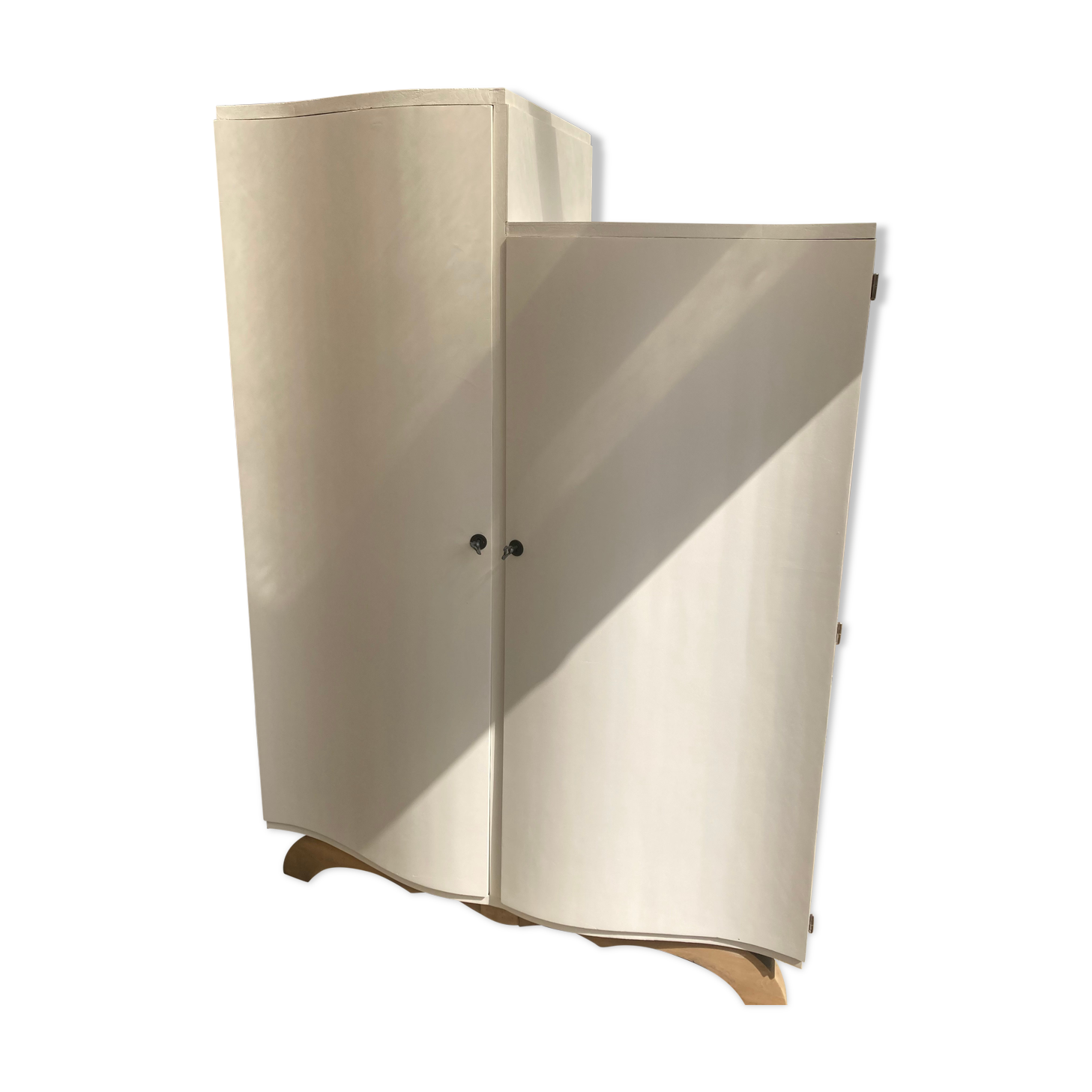 Asymmetrical cabinet