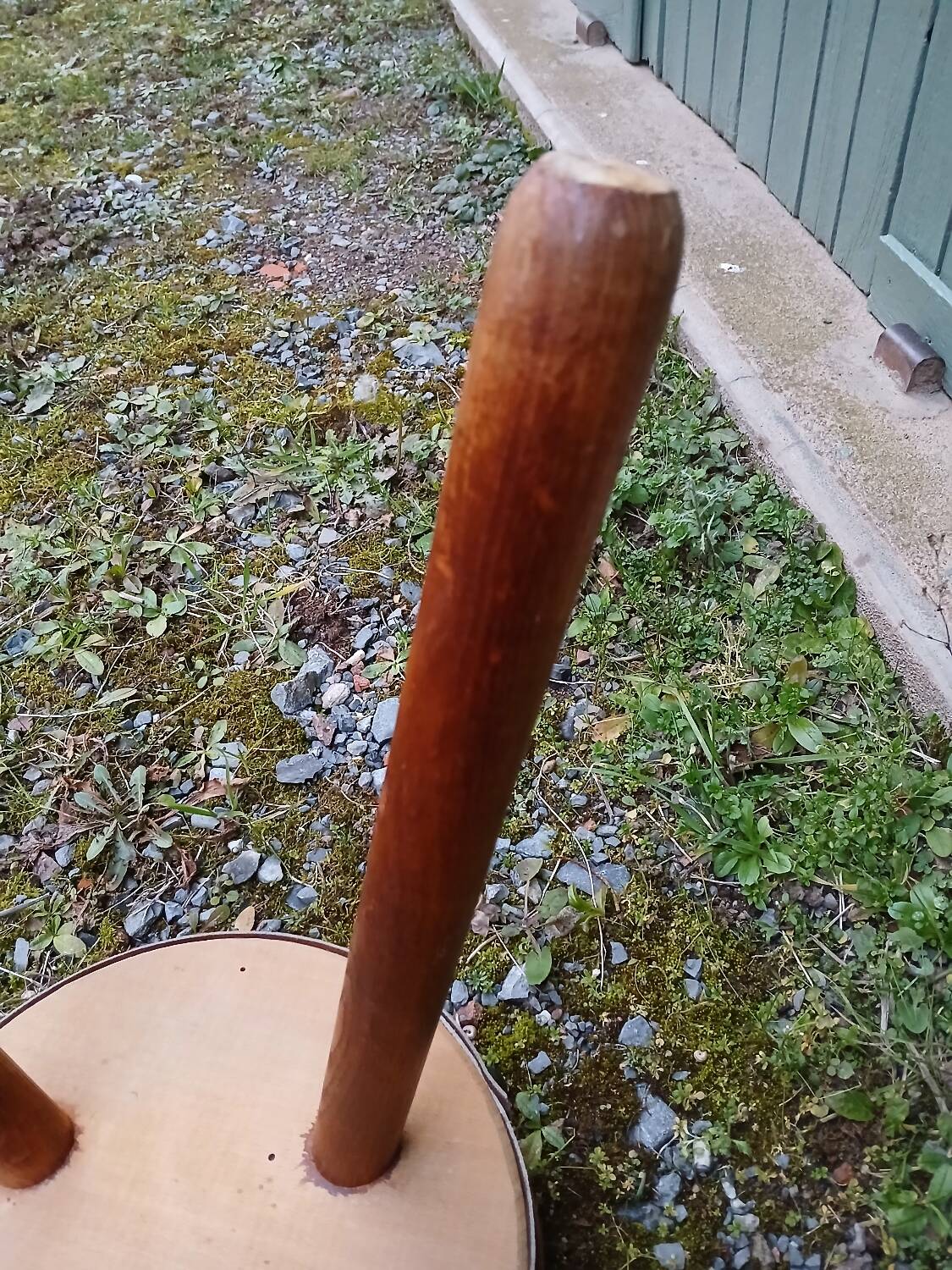 Tabouret tripode ancien en bois et peau de vache