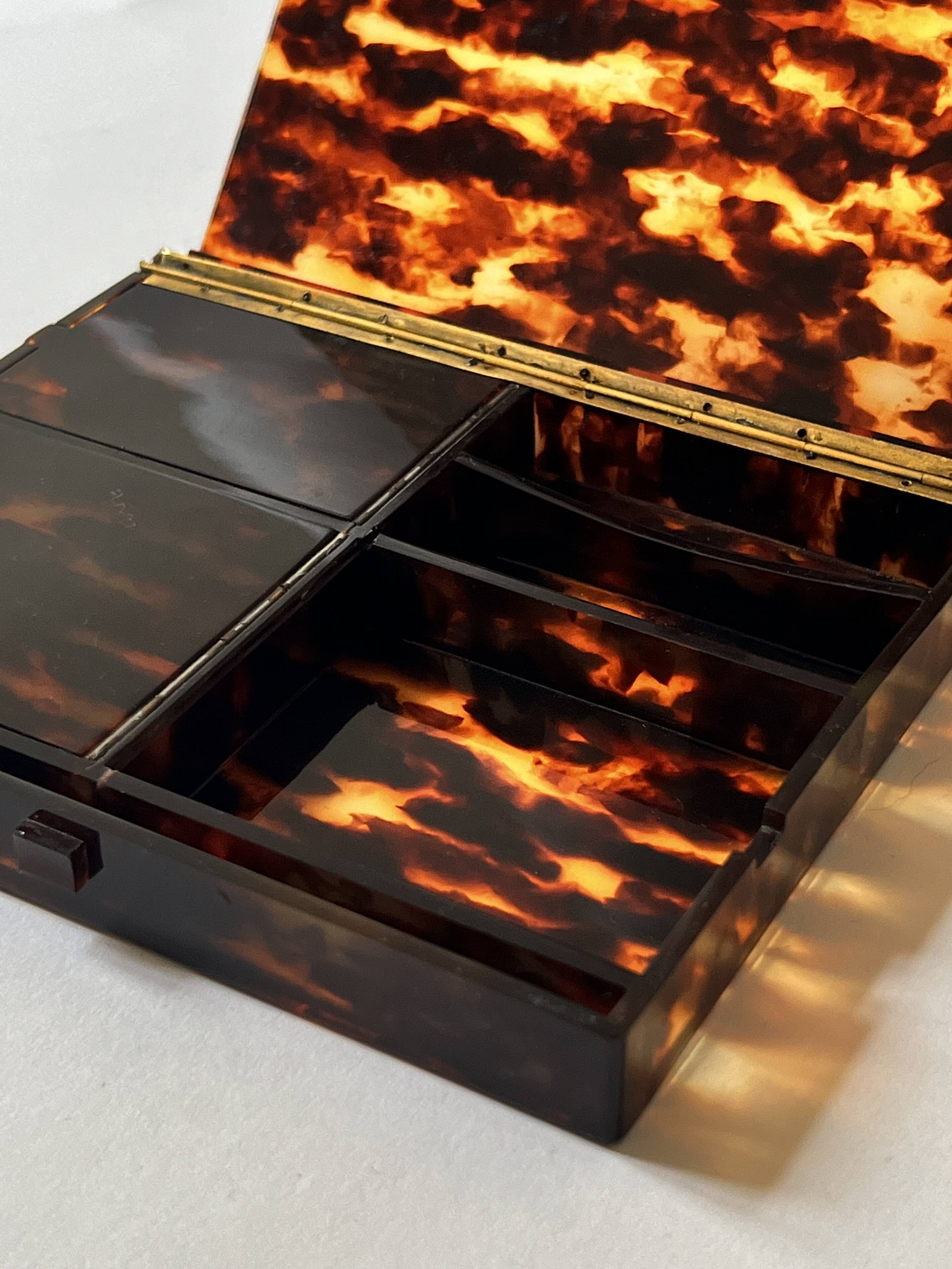Tray - box with a lid in tortoiseshell plexiglass, 1970s design.
