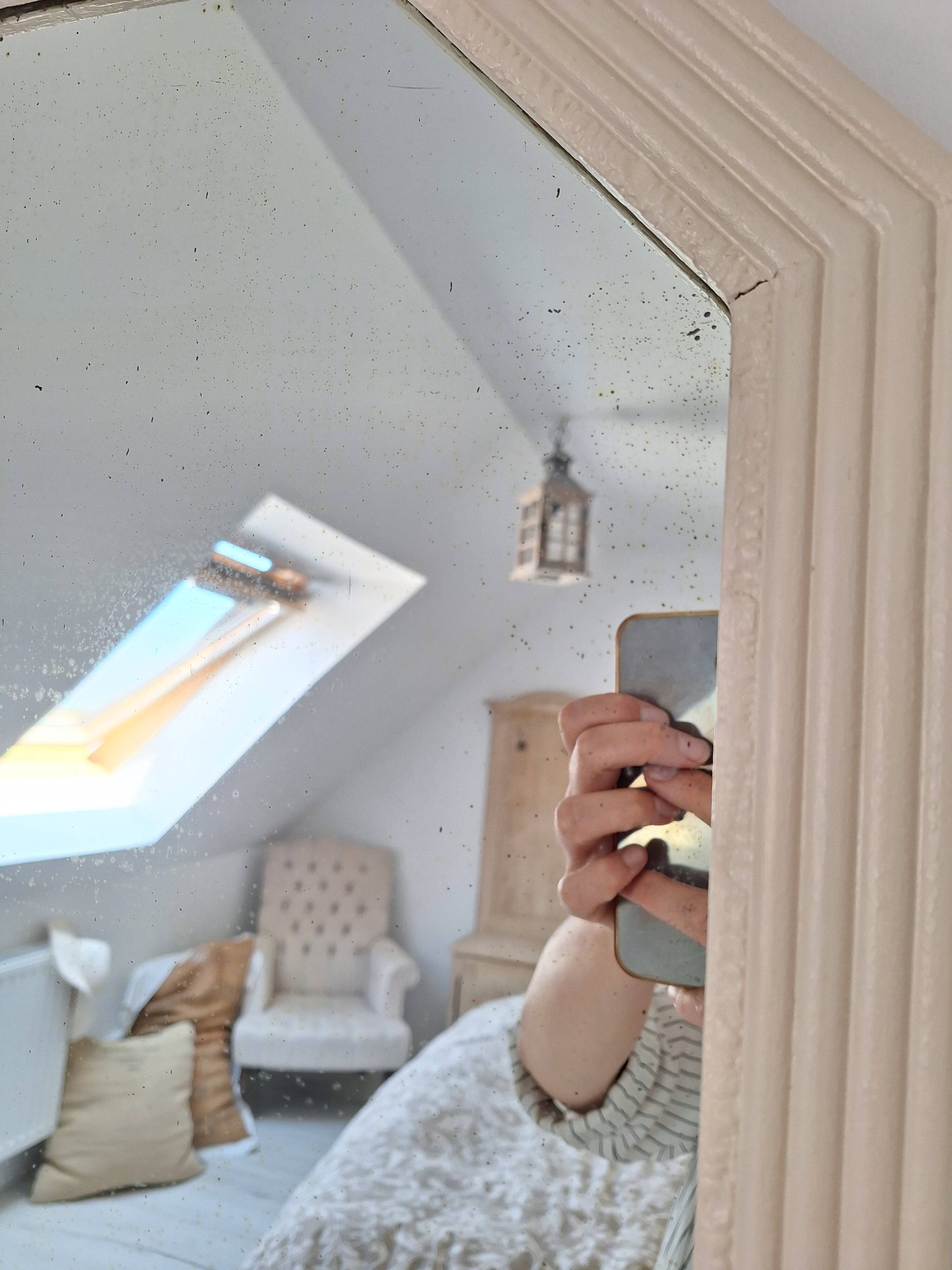 Miroir biseauté et mouluré beige