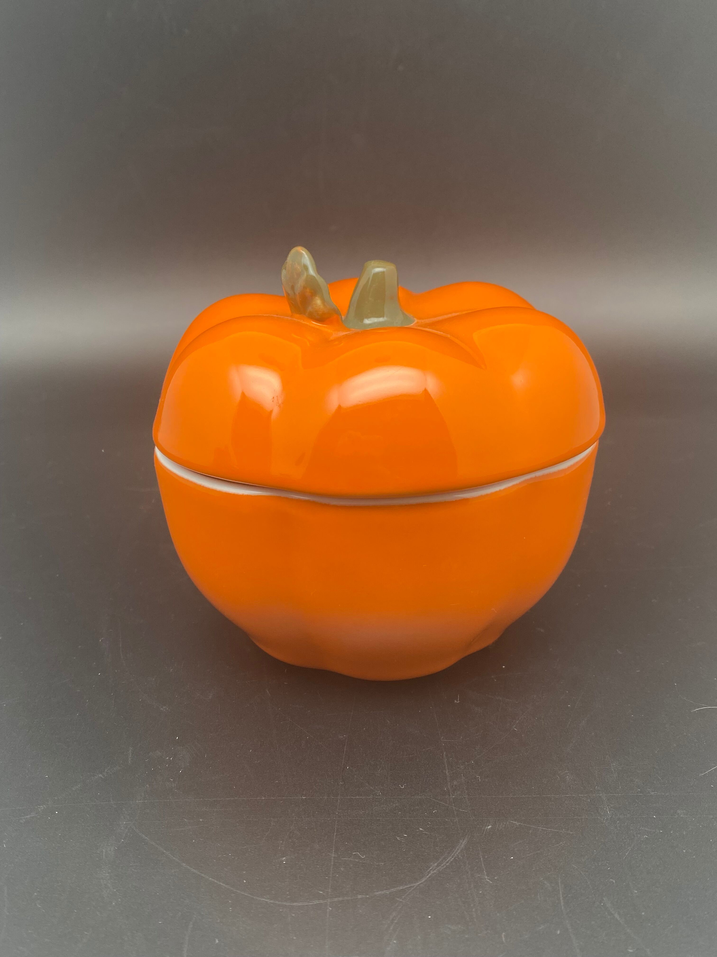 Sotable cup duo with tomato and pumpkin lid