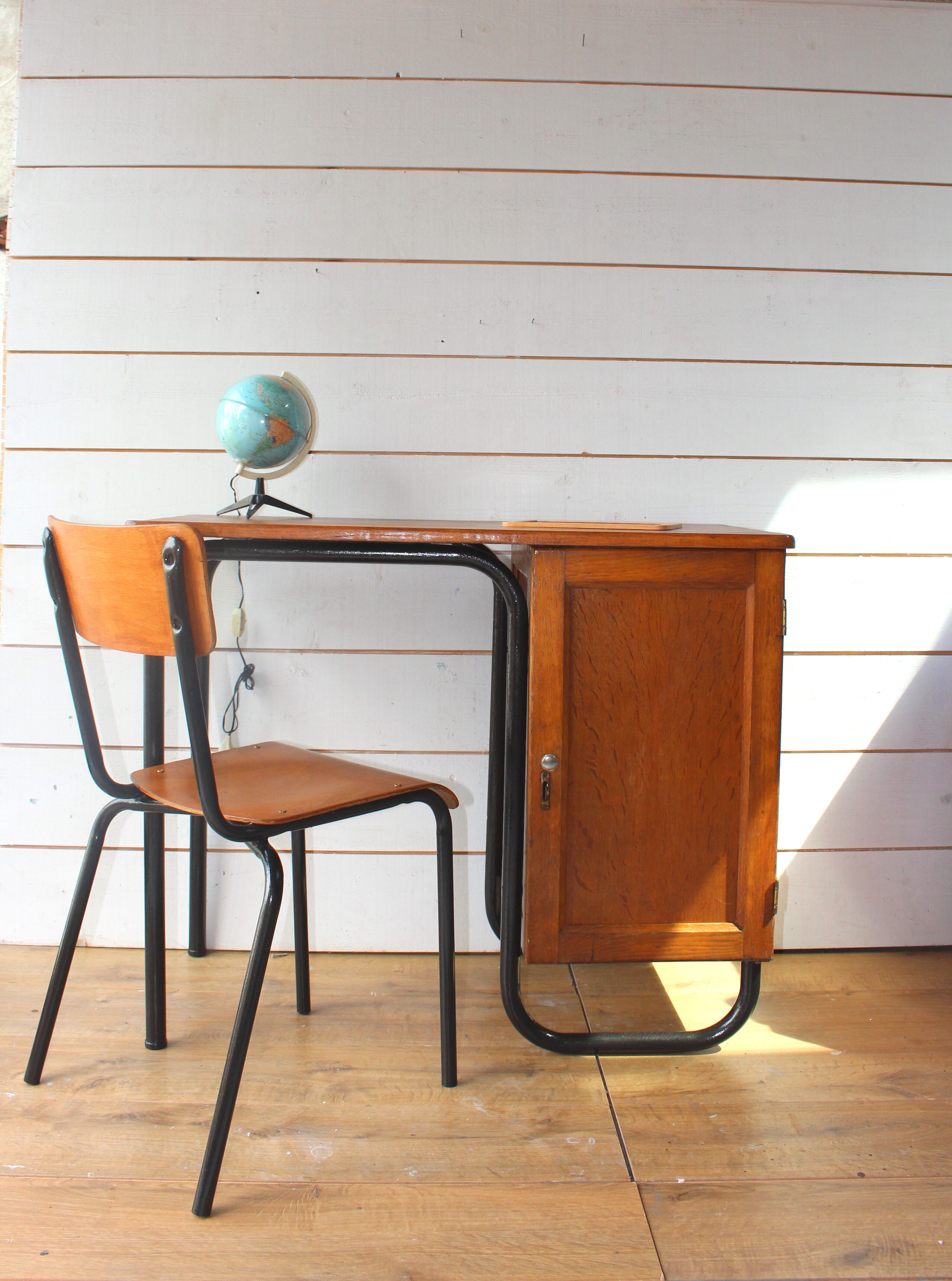 Bureau et chaise de maître d'école