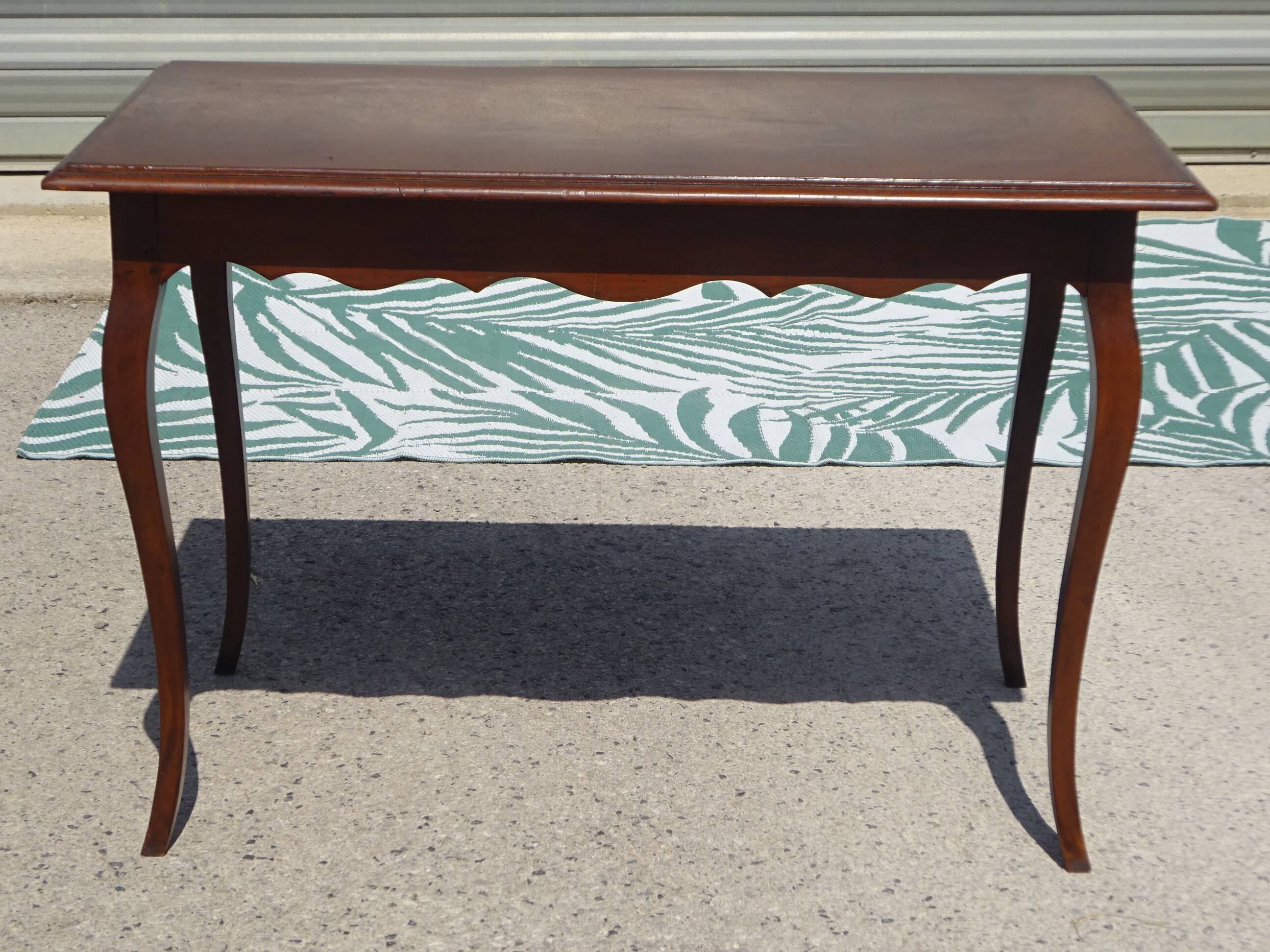 Petit bureau en bois de style Louis XV