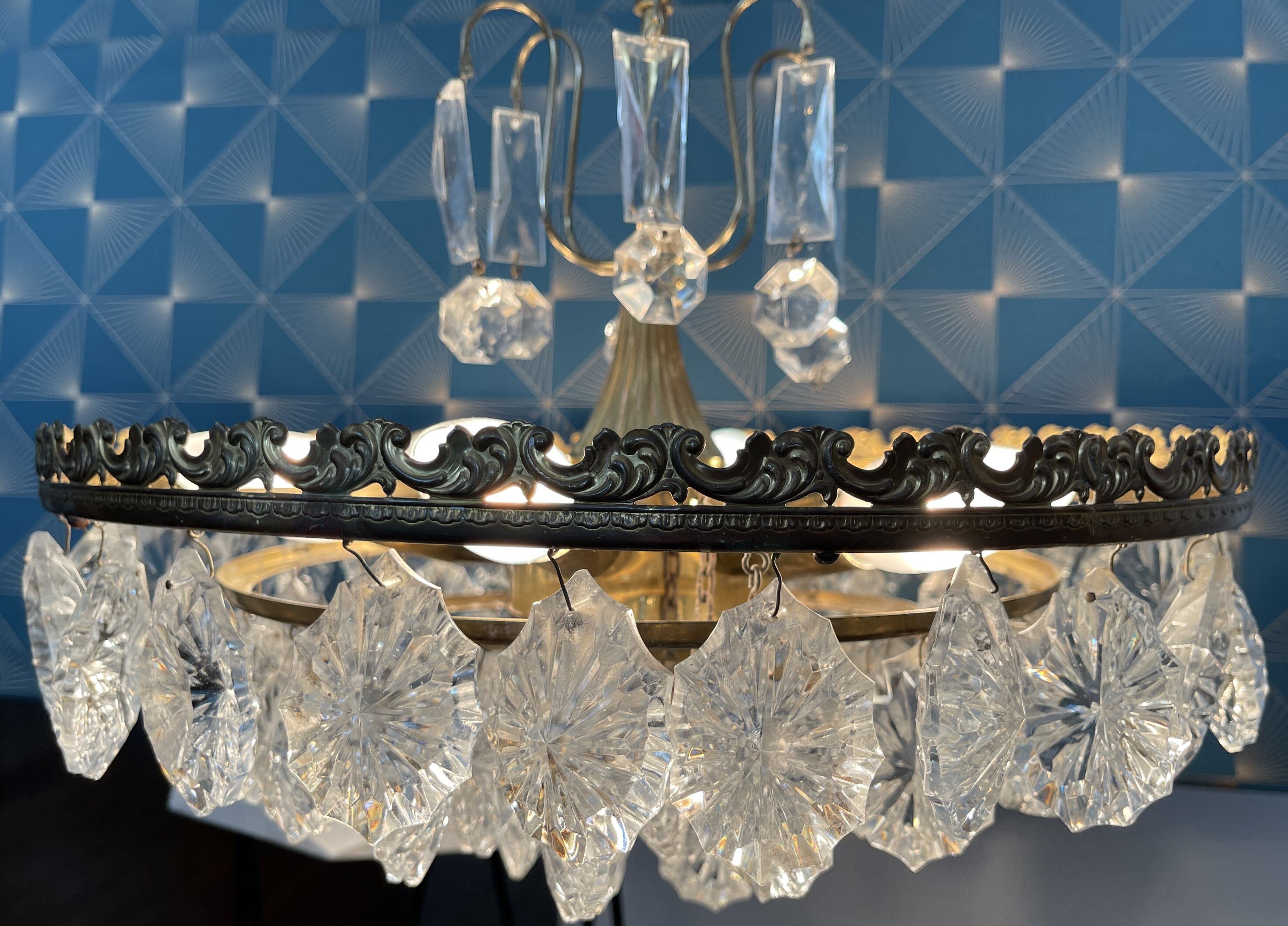 Brass chandelier and glass tassels, 3 floors, 6 burners