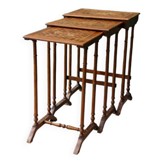 Série de 3 tables gigognes en bois marqueté