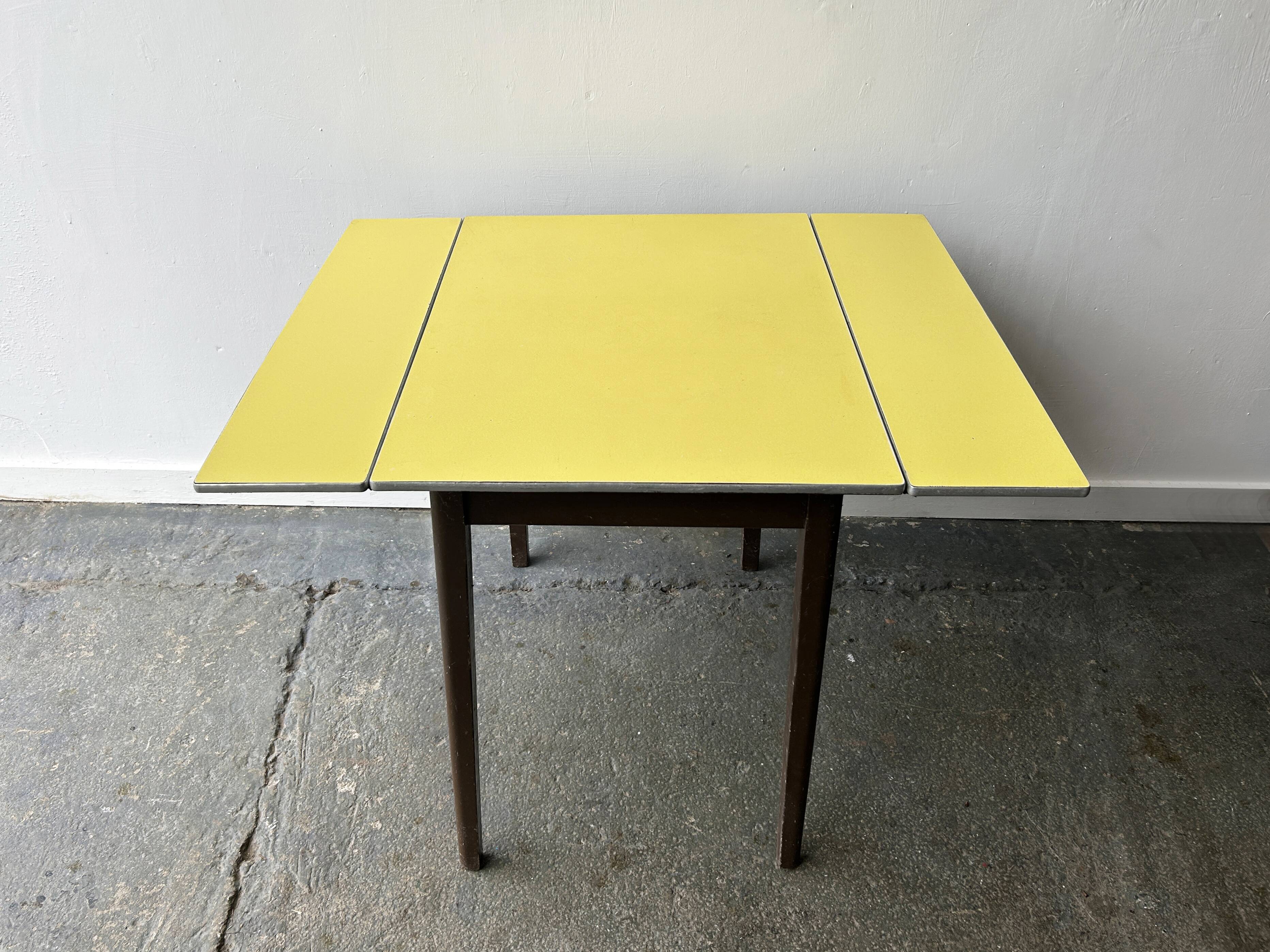 Mid-Century vintage 1960s dining / kitchen / Formica drop leaf table