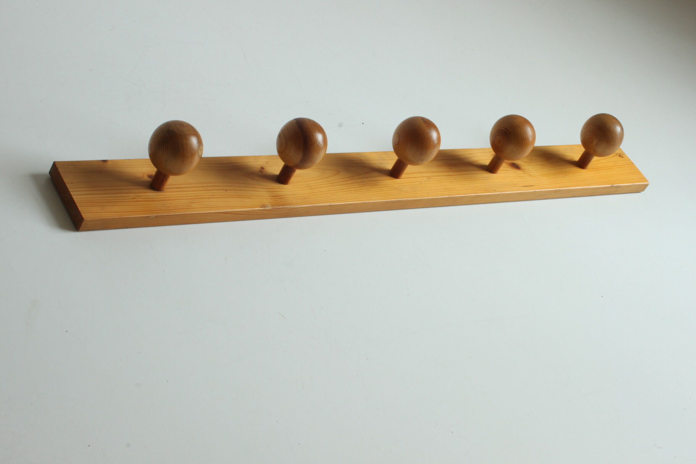 Scandinavian pine wooden ball shaped coat hooks, 1970s.