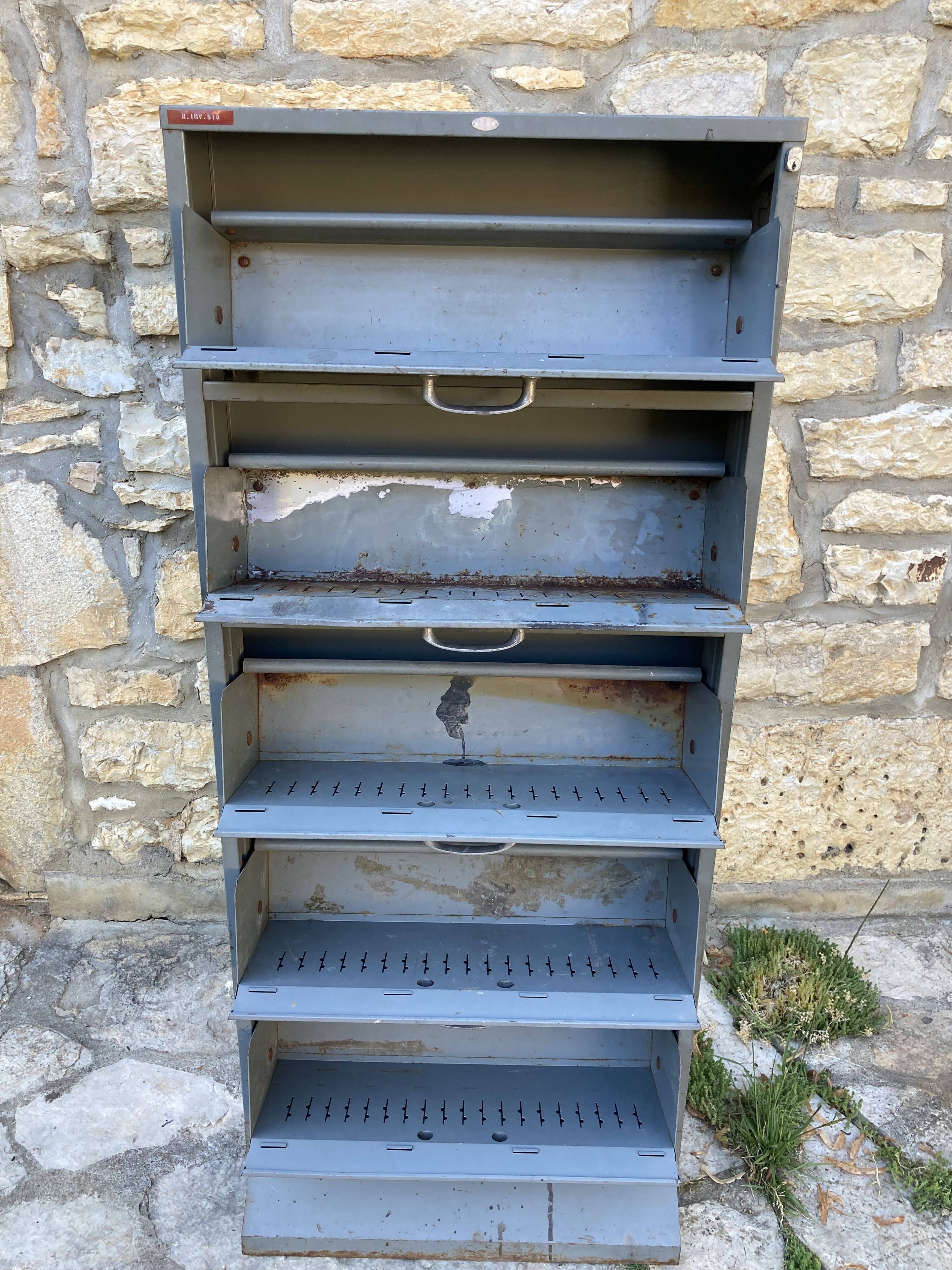 Metal workshop furniture with valves