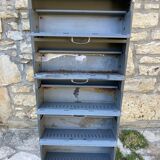 Metal workshop furniture with valves