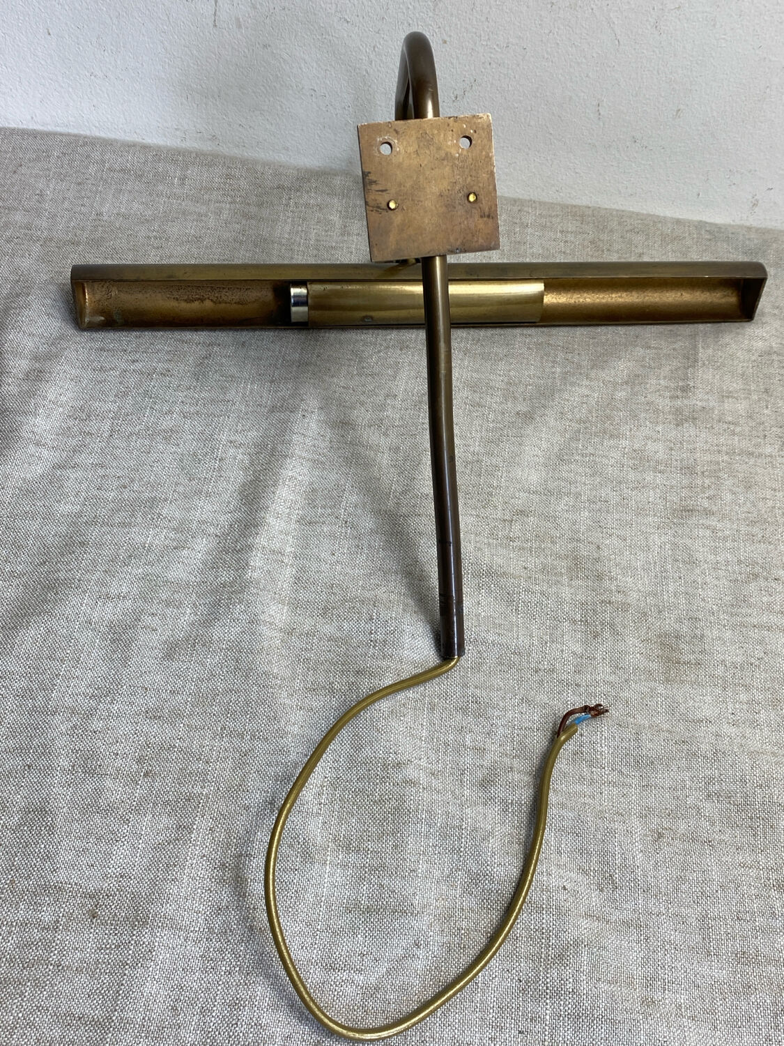 Wall light, picture light, in brass.