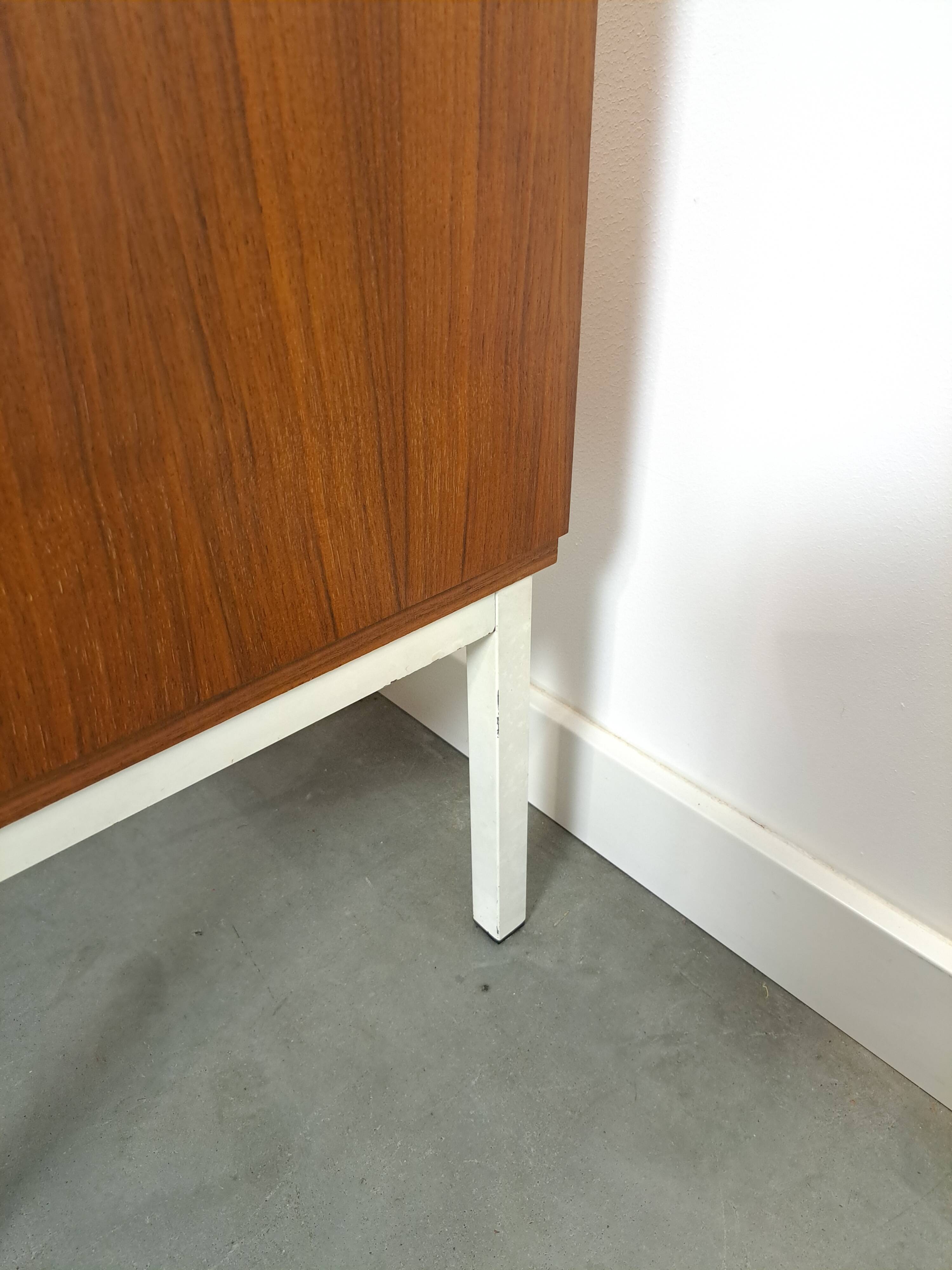 Fineer dressoir uit Zweden met wit stalen poten